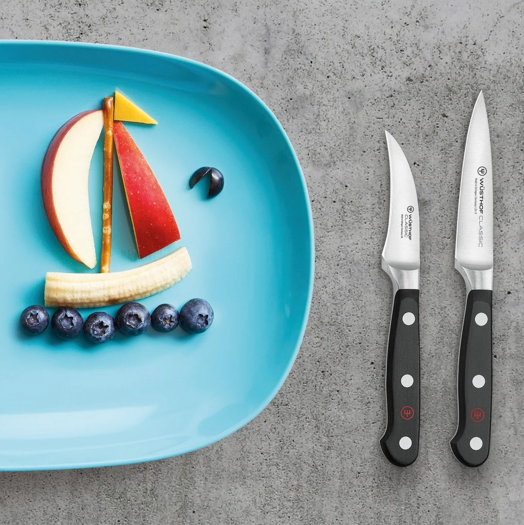 🍎✏️ Make fun &amp; creative meals with W&Uuml;STHOF's Classic series, perfect for sprucing up your kids&rsquo; mealtime and putting a smile on their face (even when they miss you). 💕

✨ Our go-to's for mastering their lunchbox favorites:
🔪 2 &frac