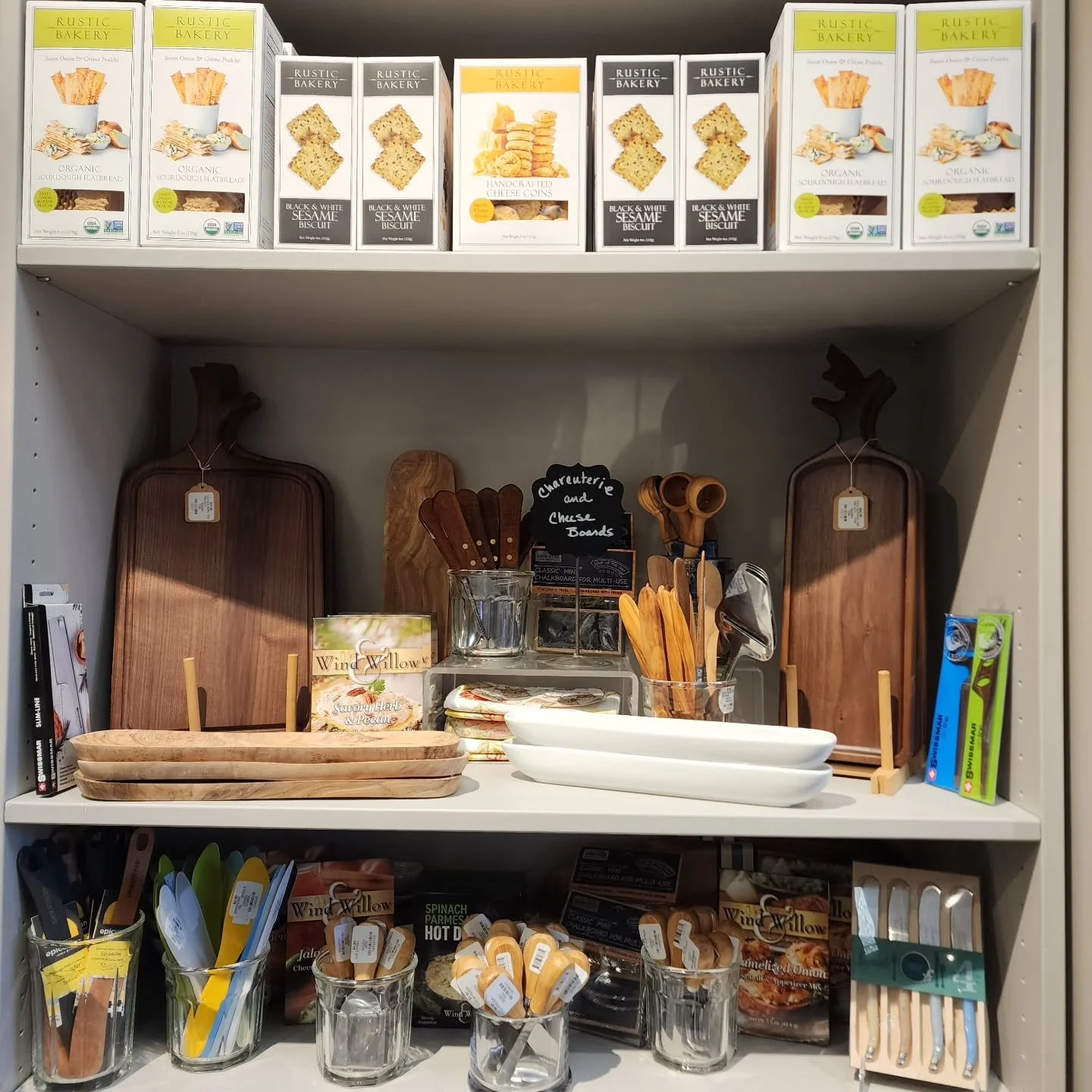 ❄️ Winter entertaining, but make it cheesy 🧀 

Serve it up with charcuterie boards, cheese knives and spreaders, and a Party Raclette &mdash; aka melty, bubbly, cheesy goodness right at the table 🤤 

And if you want something a little lighter, Fron