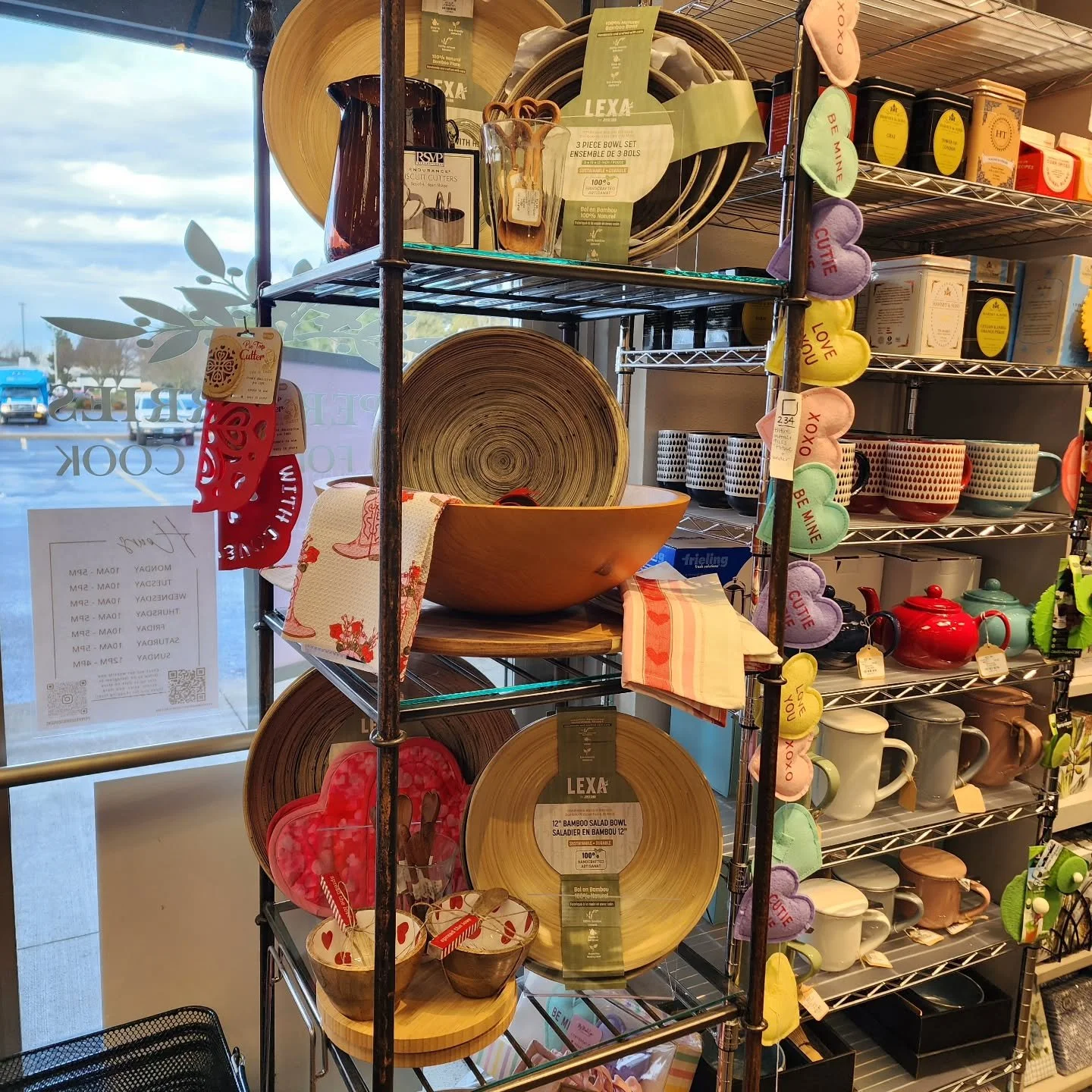 Easing into the week with a few good kitchen finds 🔍

We&rsquo;re now carrying flatware in open stock and in sets&mdash;perfect if you want to mix &amp; match or finally replace the whole drawer. 🍴 

We also have a beautiful selection of wood and b