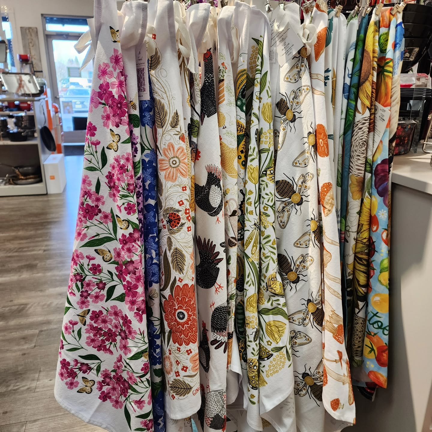 New in the shop!

🌷Gorgeous tea towels from @gingiber to brighten up your kitchen

⚜️ Beautiful patterned metal bowls for prep, candy, jewelry, keys &mdash; the kind you end up using everywhere

🏈 Mini football tongs &mdash; right on time for Super