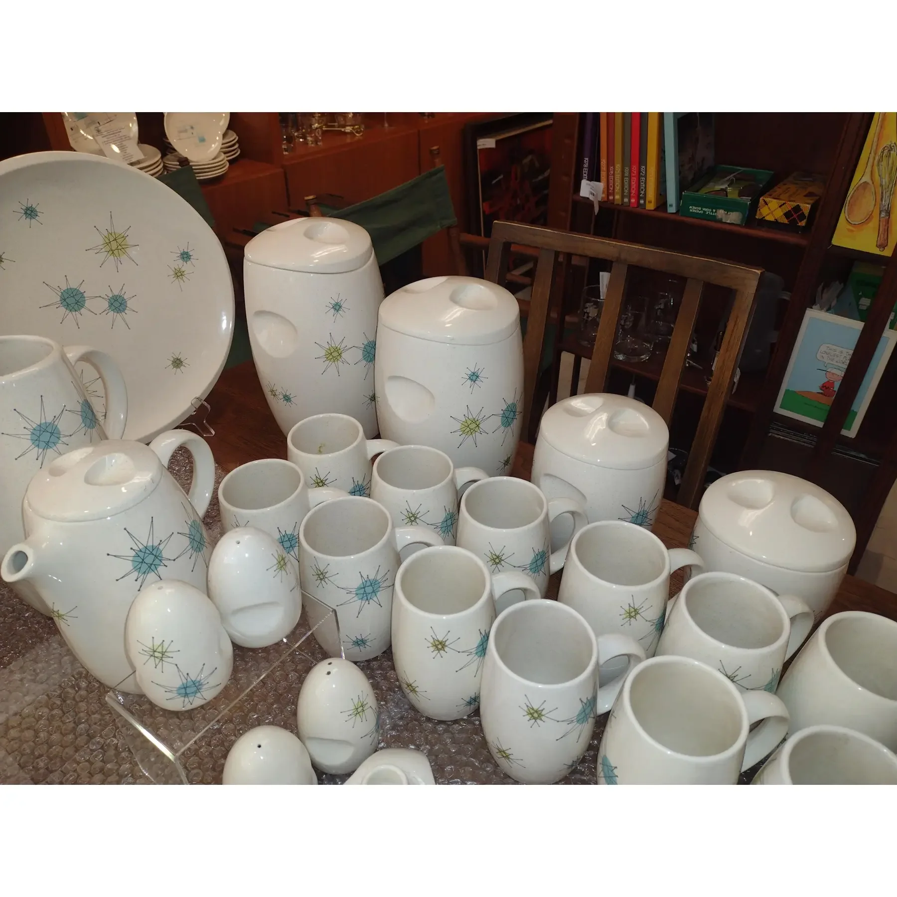 1960s-fanciscan-starburst-dinnerware-set-132-pieces-2471 (1).webp