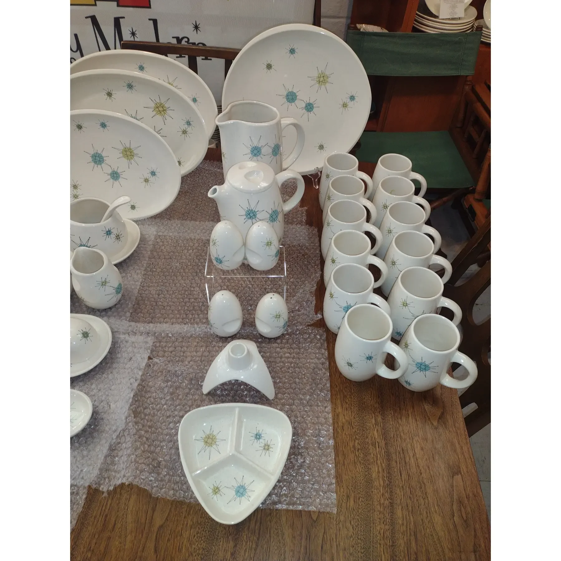 1960s-fanciscan-starburst-dinnerware-set-132-pieces-3060.webp