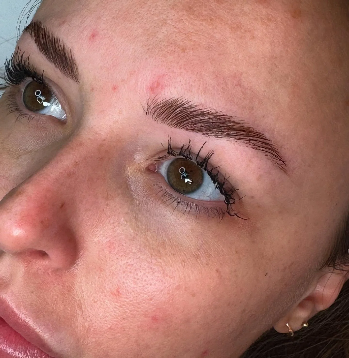 Fluffier brows, fewer worries.
Tame the summer heat, not your brows! Brow lamination gives you that full, feathery, brushed-up look that lasts-no pencils, no gels, no touch-ups needed.
Perfect for pool days, beach waves, and all the selfies in betwee