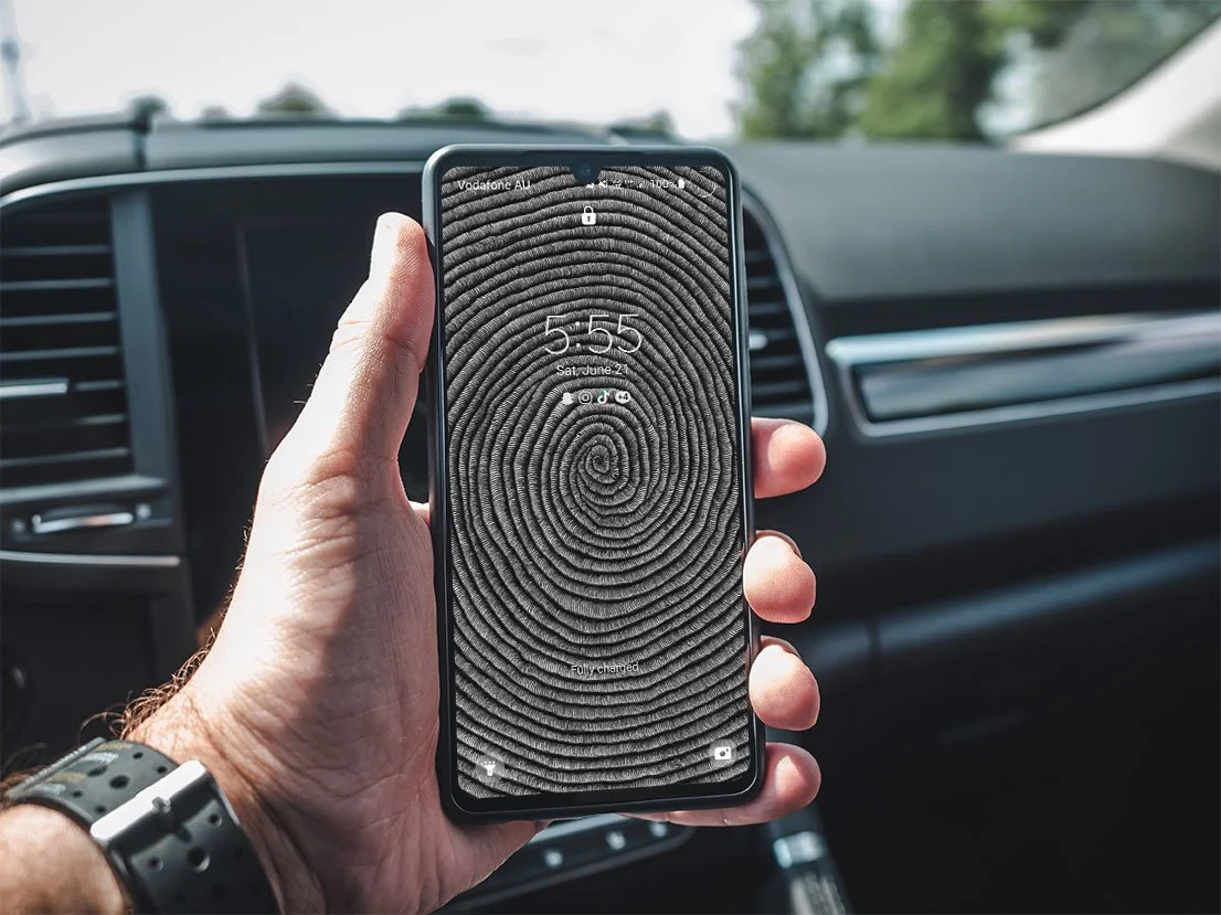 Man-in car-holding-samsung-phone-with-black-and-white-line-art-wallpaper-and-lockscreen