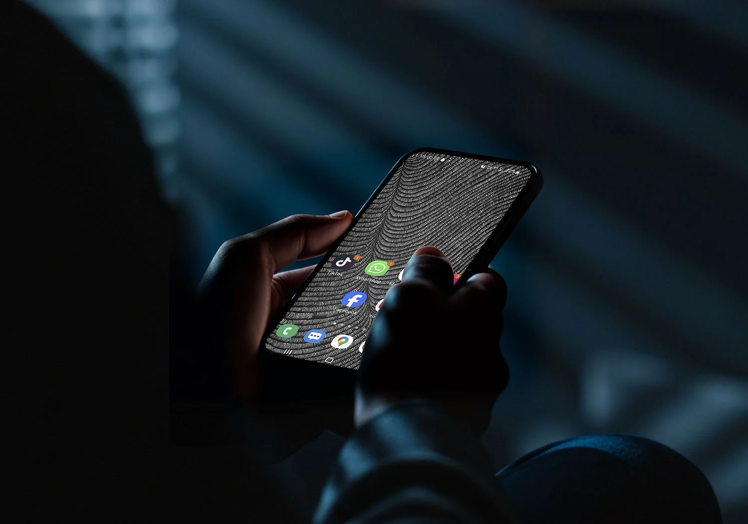 Person-at-night-holding-Samsung-phone-with black-and-white line-art-wallpaper-with-homescreen-and-app-icons