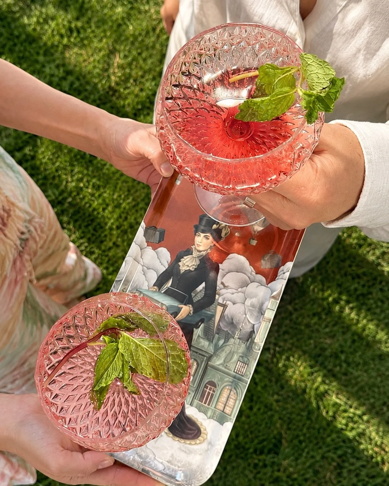 An al fresco state of mind.
A tray for holding the drinks, the details, and the kind of summer moments that are meant to be shared.