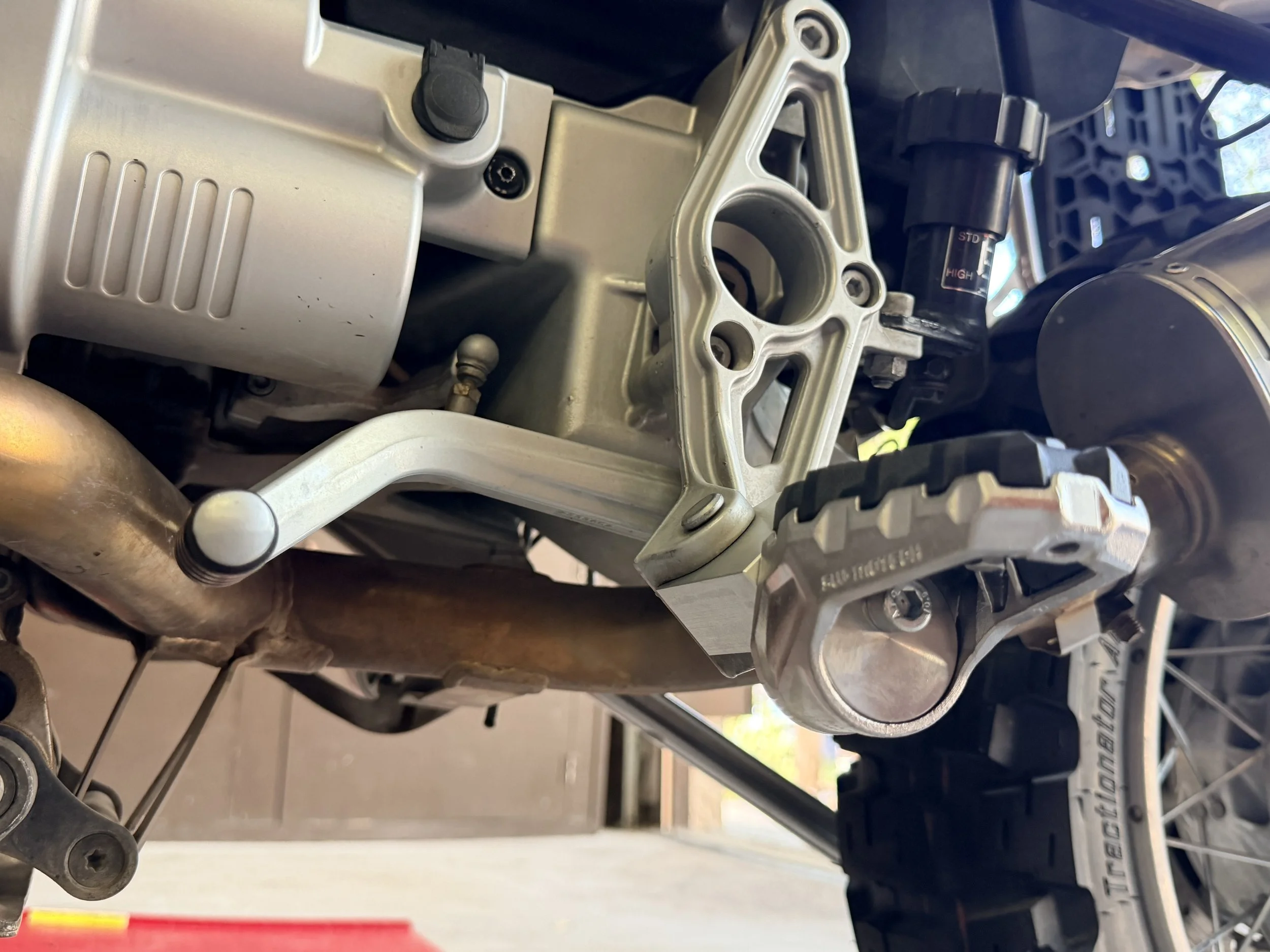 You can see the adjustability of the pegs. They are currently in the lowest 12 o'clock position. 