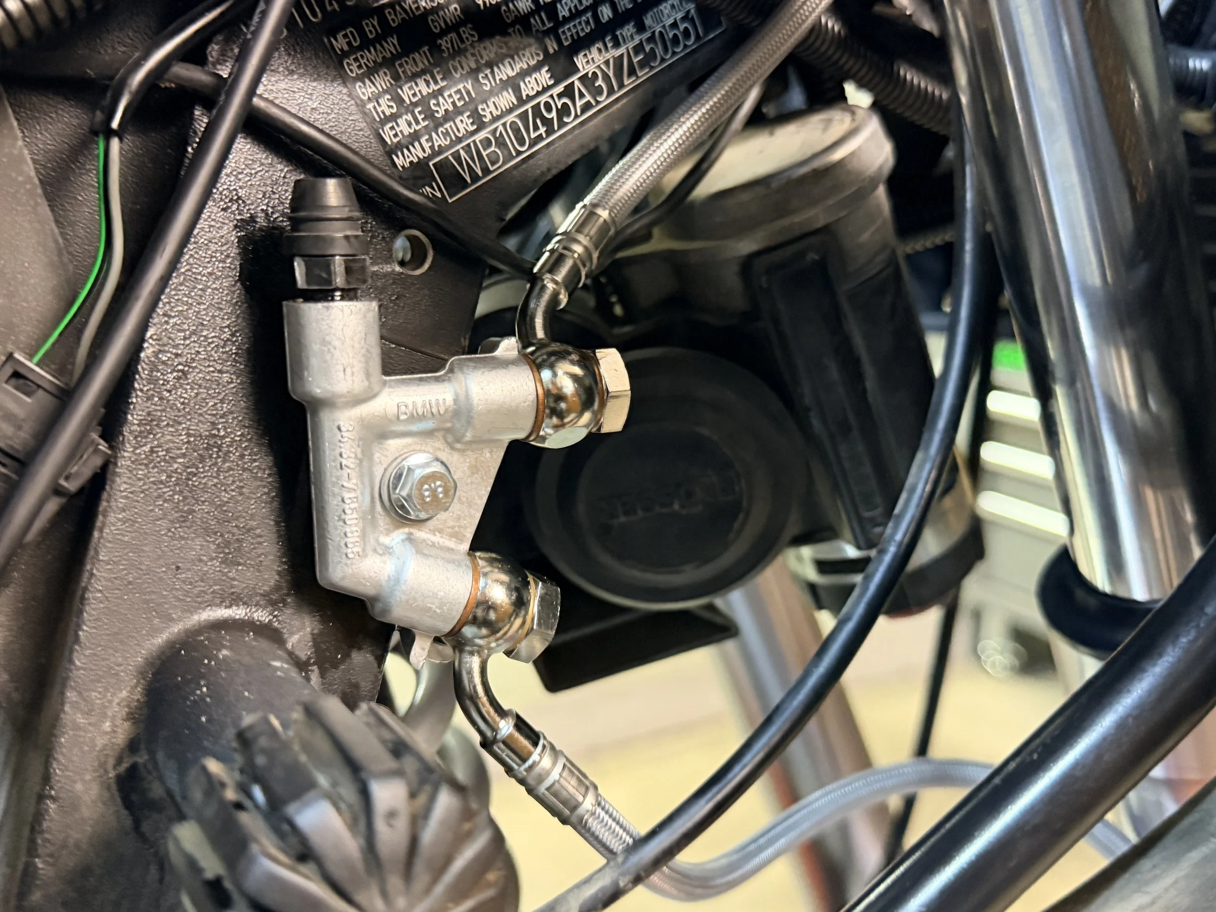 The bleeding process on this was pretty frustrating, especially doing it by hand without a vacuum pump. It took me a solid 45-min to get it correct in the front. 