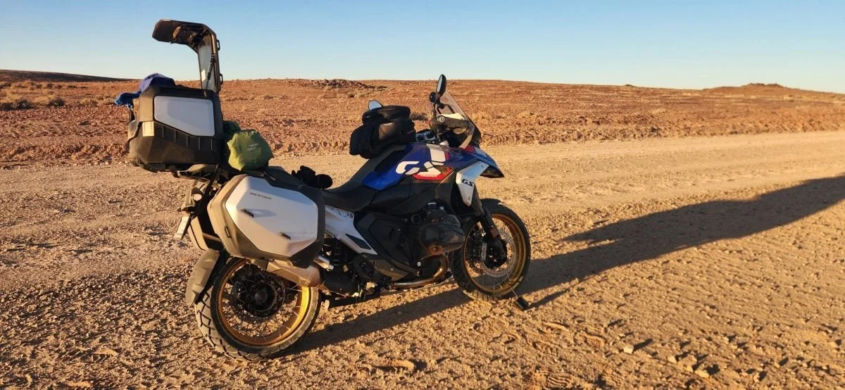 I’m reinflating my front tyre for about the 6th time today. I punched a stone through it, plugged it, but it was still leaking. I rode each time from 2.5 bar to 1.1 bar, then stopped to reinflate. The tyre started to delaminate around the plug, so I 