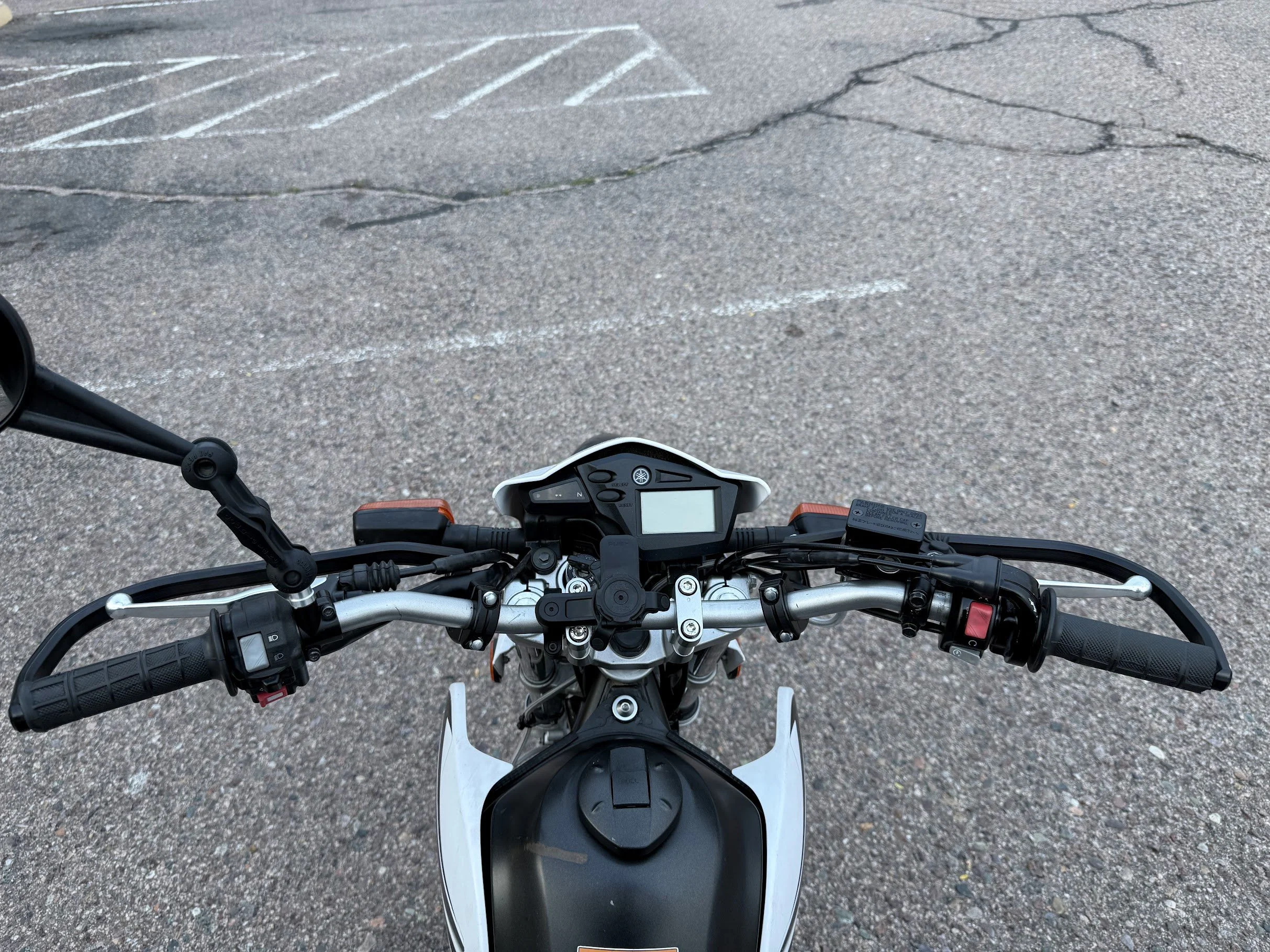 I really like the cockpit on this bike! But it definitely needs a second mirror and small adjustments. 