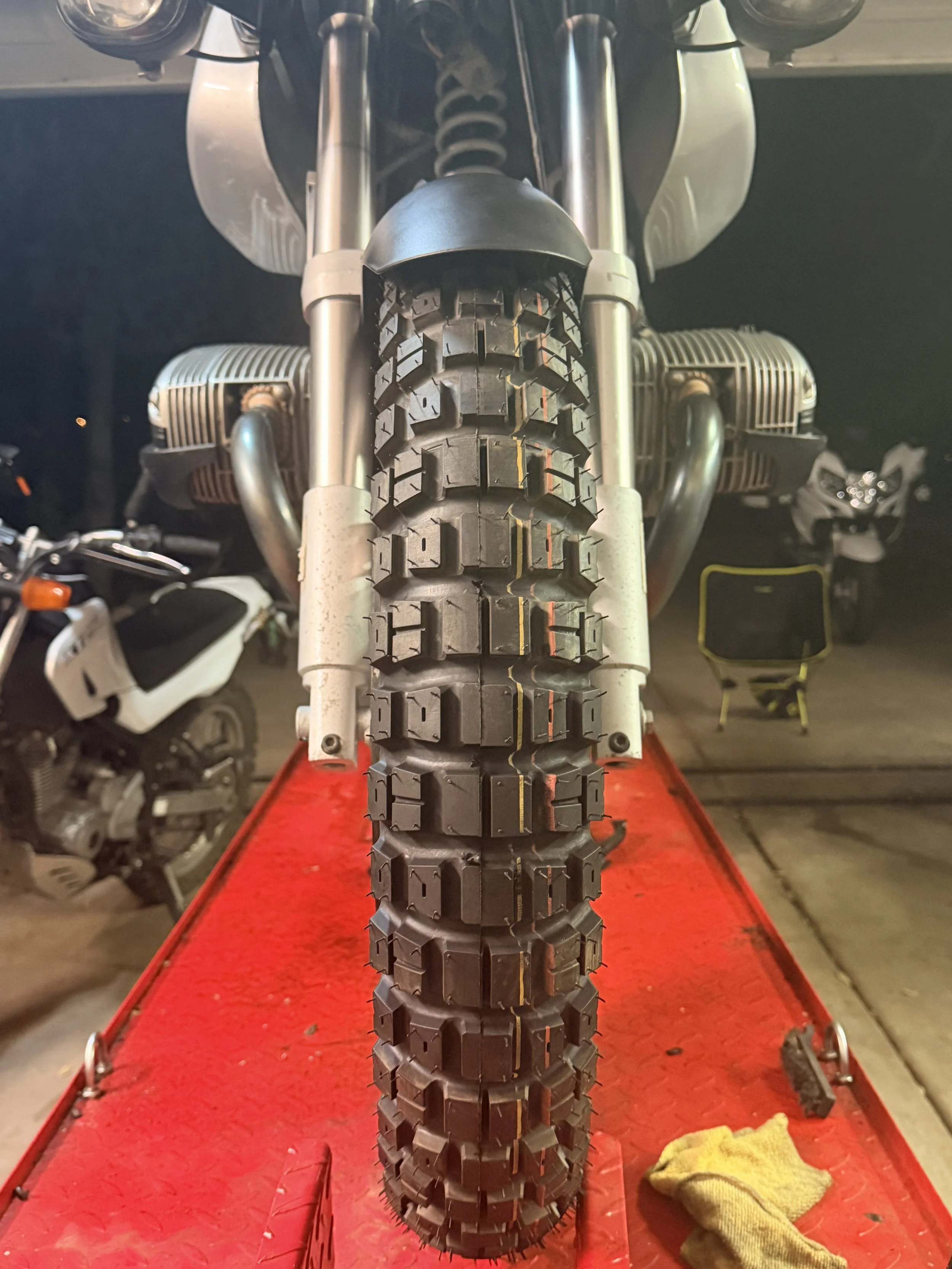 Motoz Tractionator Dual Venture (D/V) - a good tire for this offroad oriented setup. 
