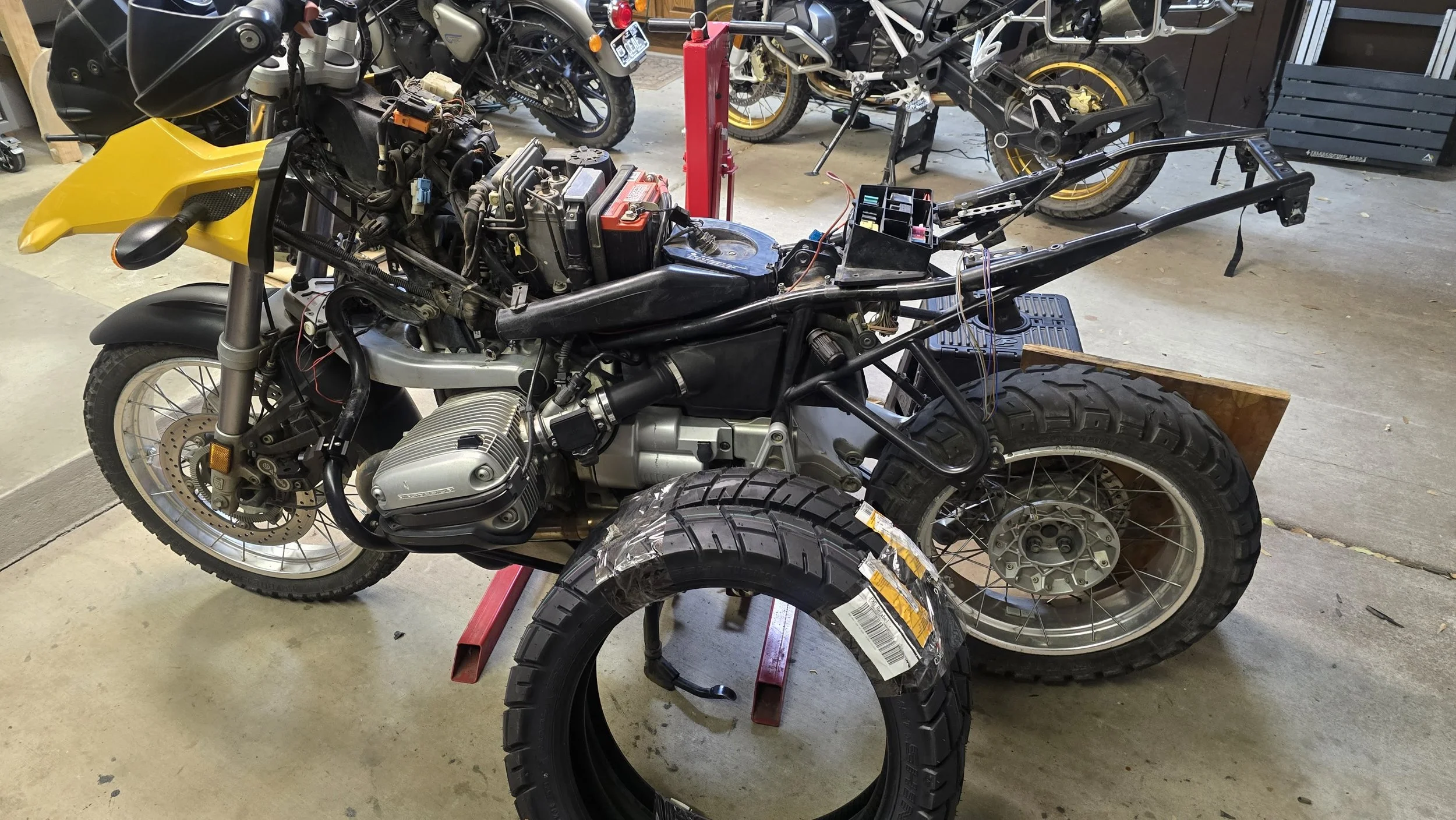 Happy new rubber day! Went with Shinko 705s. I don't like 'em, but $ doesn't grow on trees. 