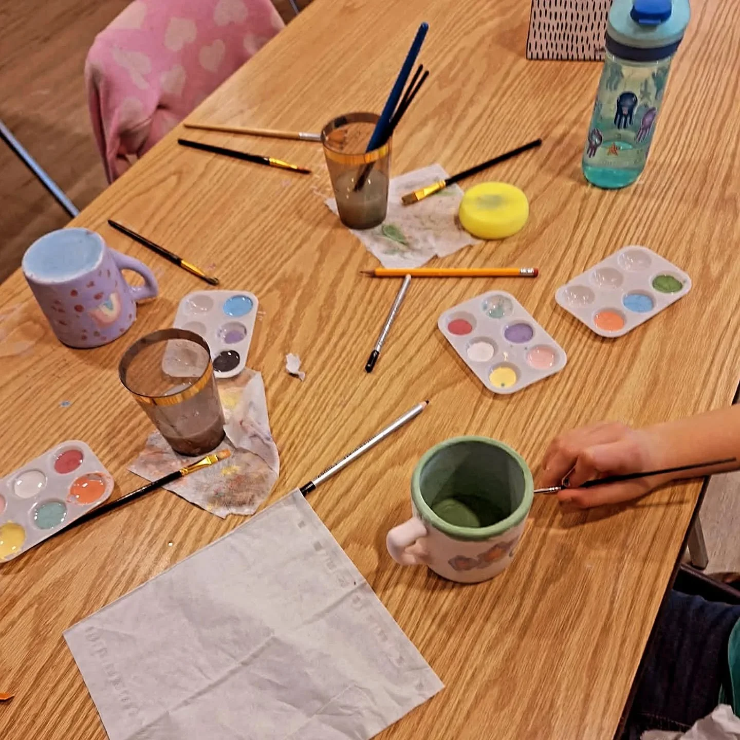 A friend came in today and took some pictures of creators at work! Two very talented kids glazing pottery, and me attempting to make a coil pot. They were thriving, I was surviving 😅 But really, so much fun!