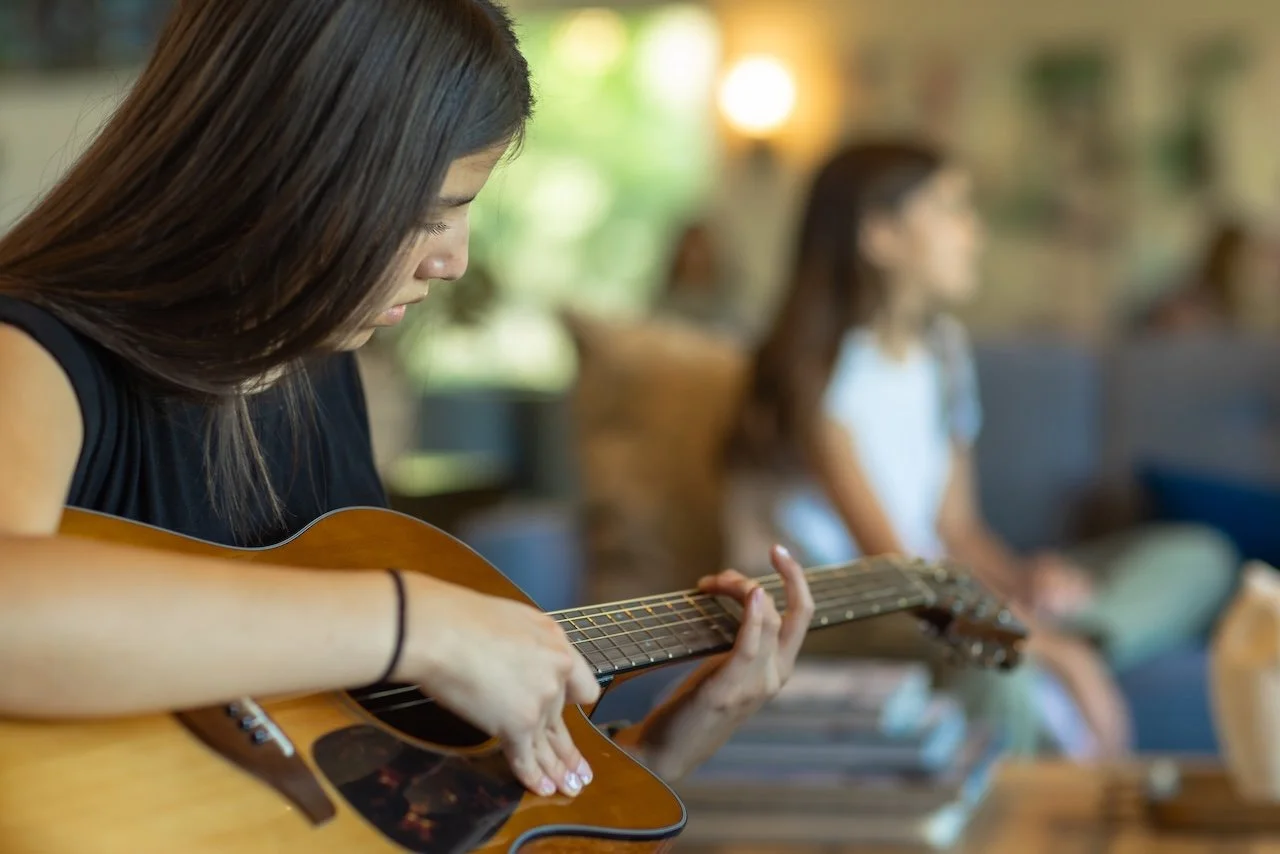 eva-carlston-playing-guitar.jpg