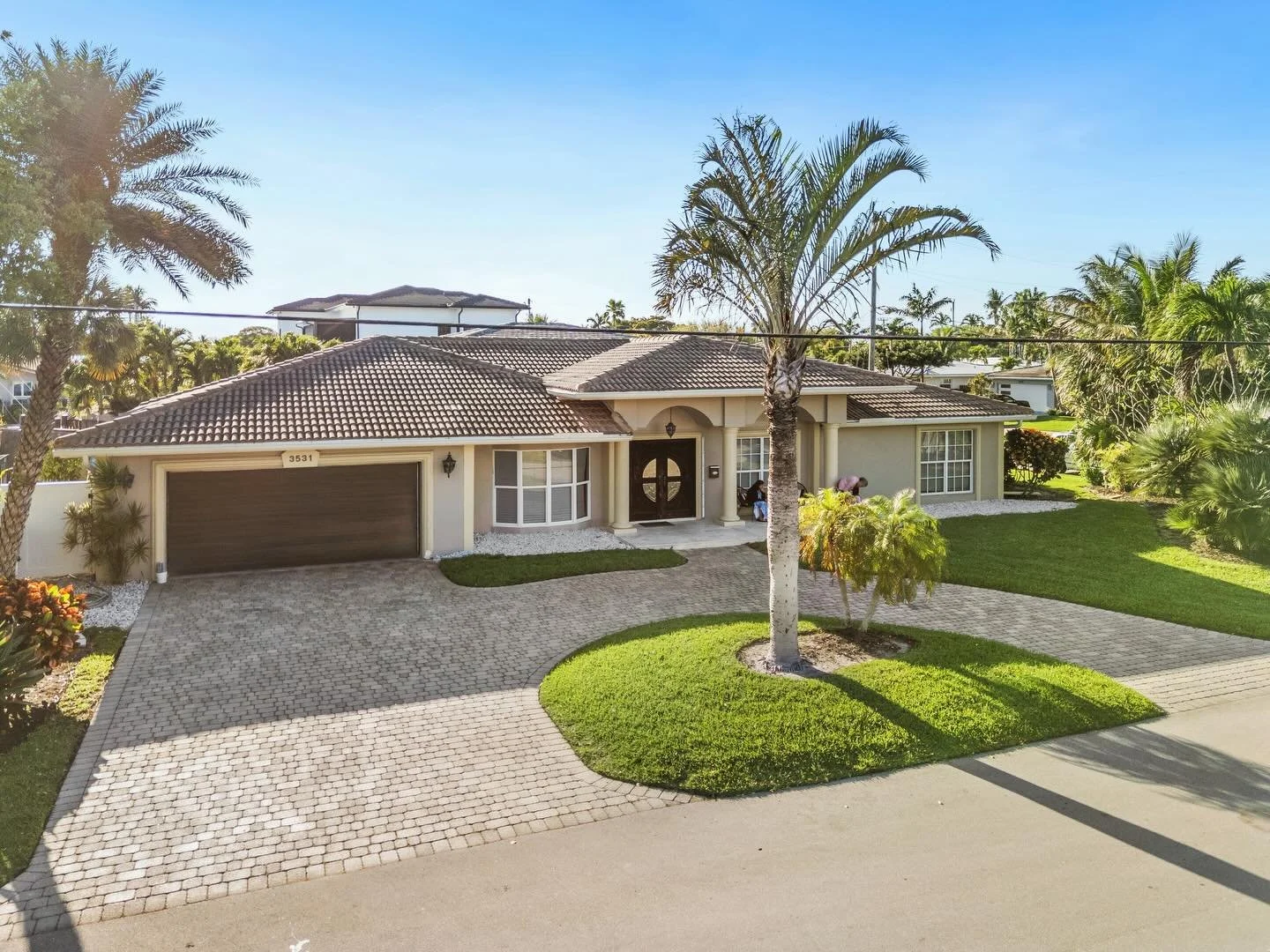 Canal front beauty in Lighthouse Point 🌴☀️#SouthFloridaRealEstate
#RealEstatePhotography #ListingPhotos #DronePhotography #photographer