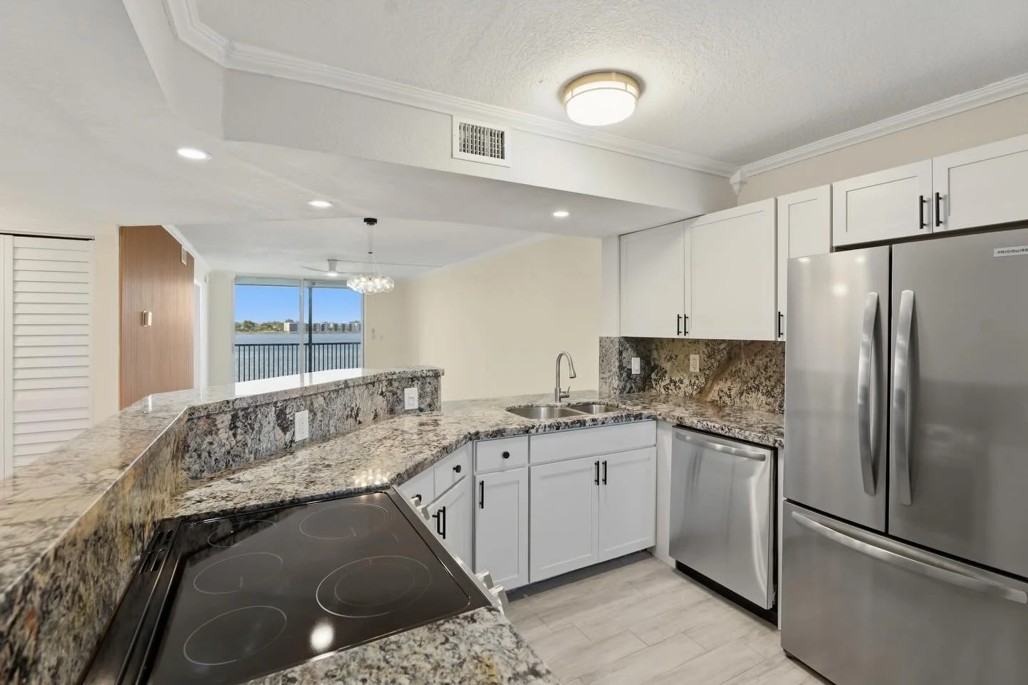Peaceful lakefront condo in Oakland Park #photography #realestate #listingphotos #photographer