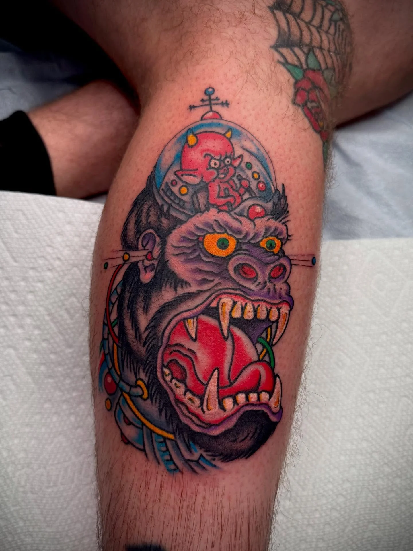 Gorilla featuring Hot-Stuff Krang. Done @elmstreettattoo DM TO BOOK.