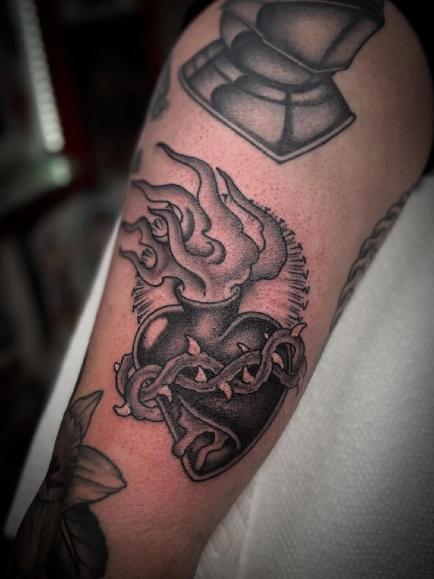 Sacred Heart. Done @elmstreettattoo DM FOR QUESTIONS/BOOK IN BIO. #traditionaltattoo #americantraditional #tattooart #tattooartist #tattoos