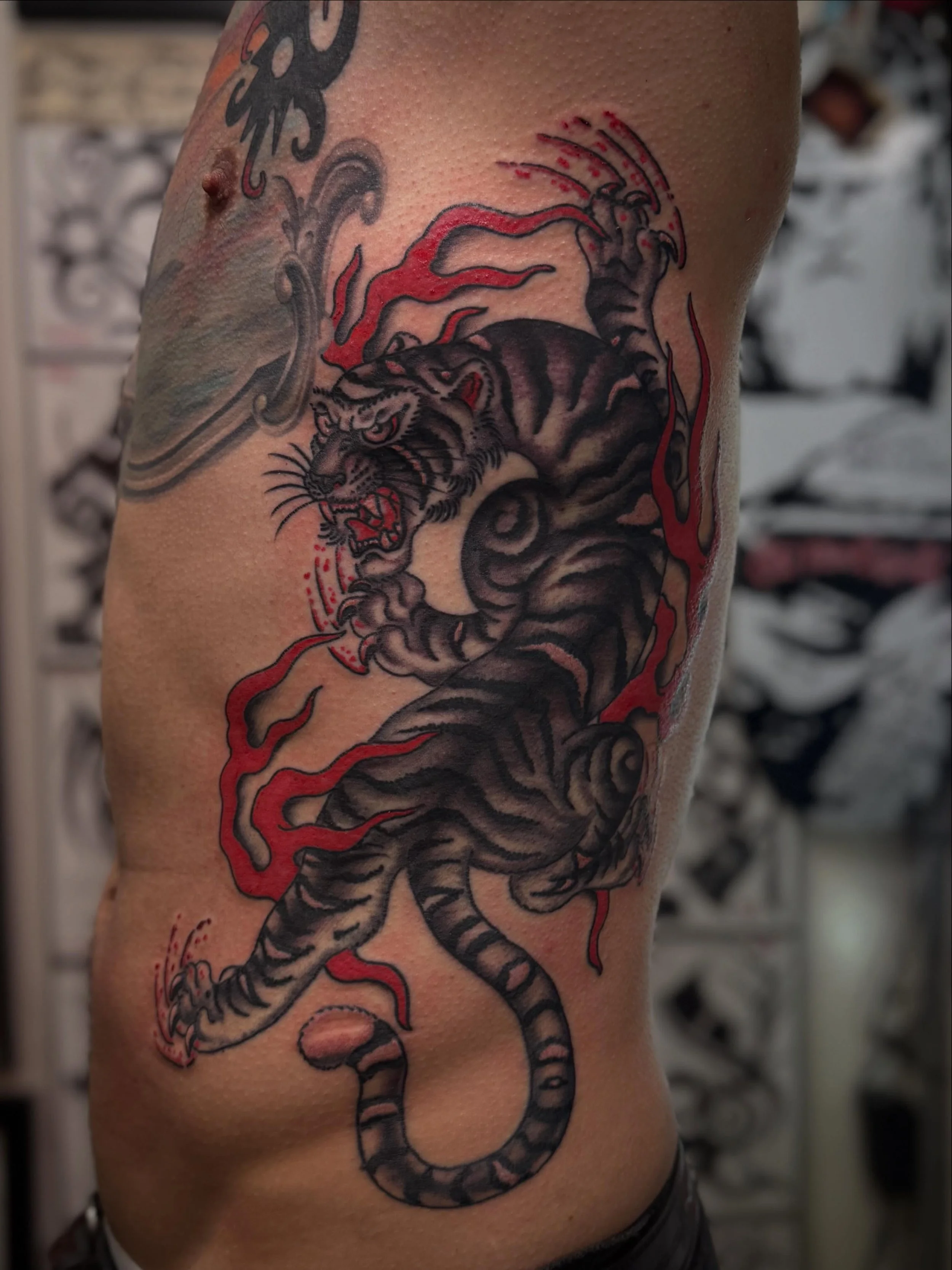 Tiger on the ribs for Robert. He knows what&rsquo;s up. Done @elmstreettattoo DM for Questions/ BOOK IN BIO. #traditionaltattoo #americantraditional #tattooart #tattooartist #tattoos