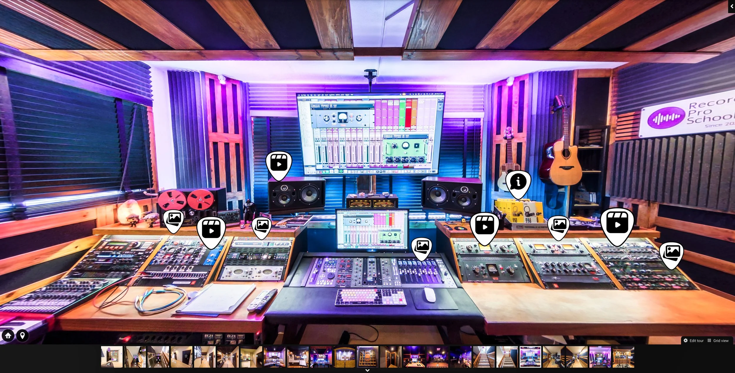 Estudio de grabación musical profesional con equipos de audio, guitarras y pantallas de monitoreo.