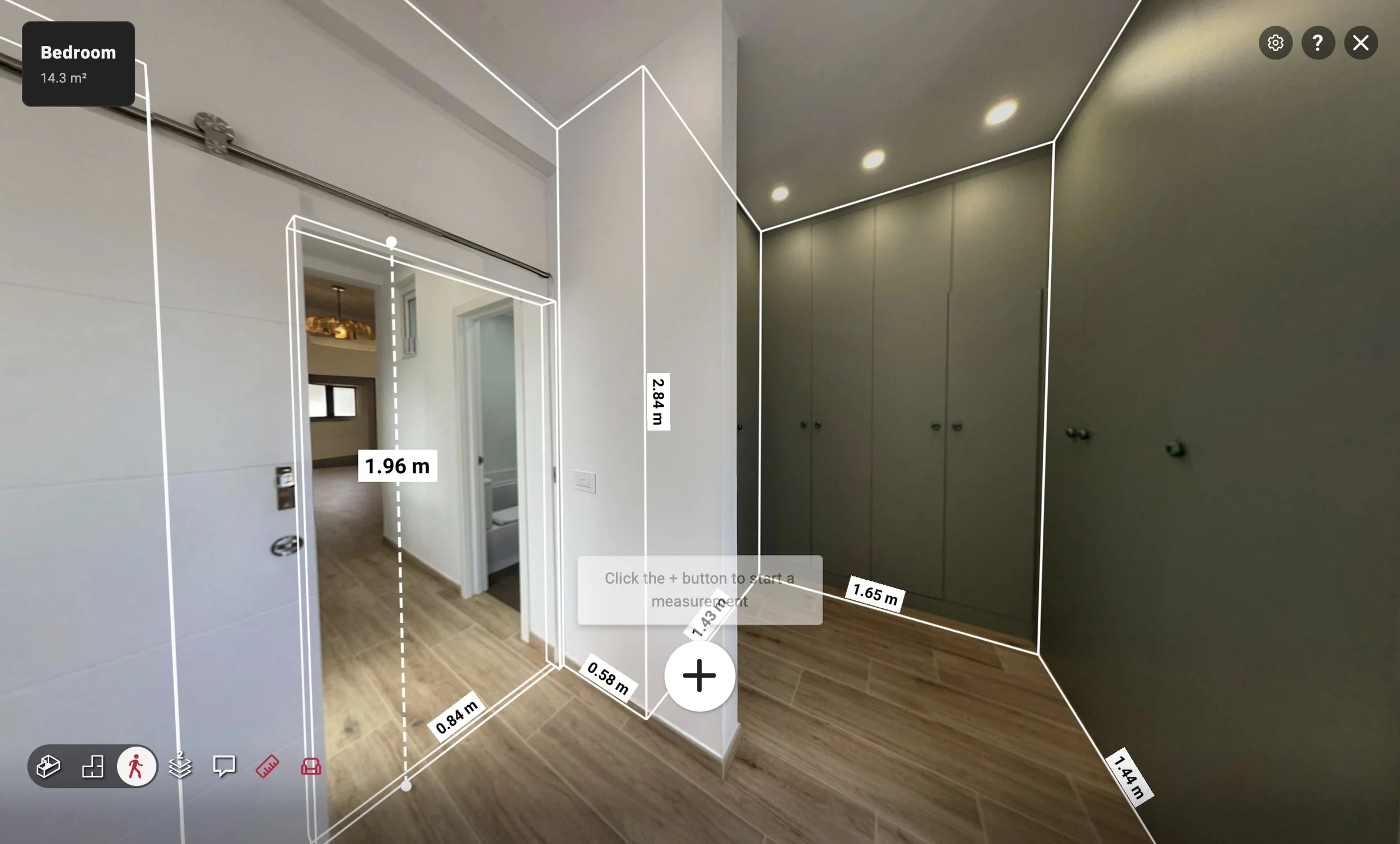 Vista de un dormitorio con armario grande, paredes blancas y piso de madera, con medidas de las paredes indicadas en metros.