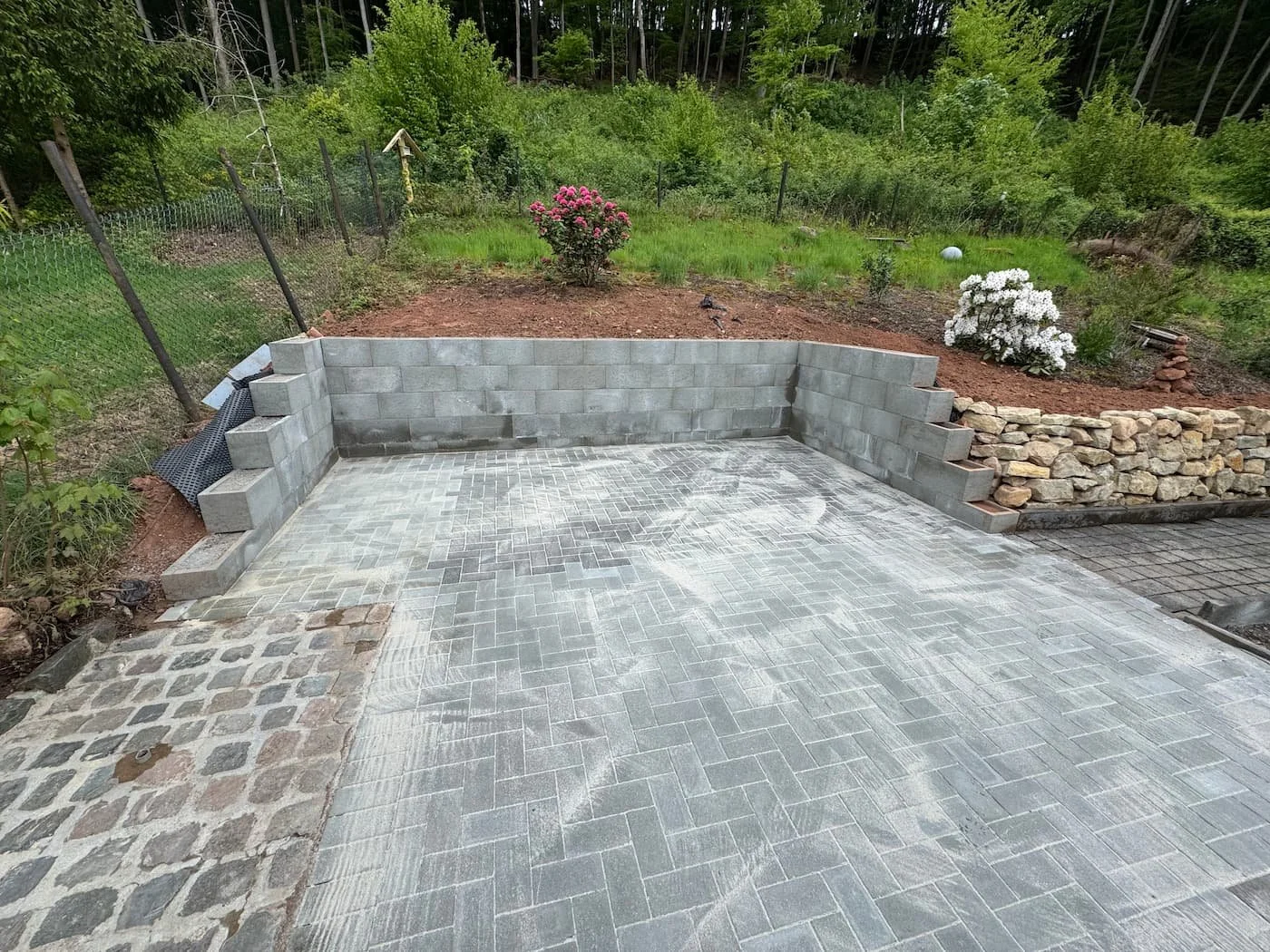 Mauer und Pflasterung nachher