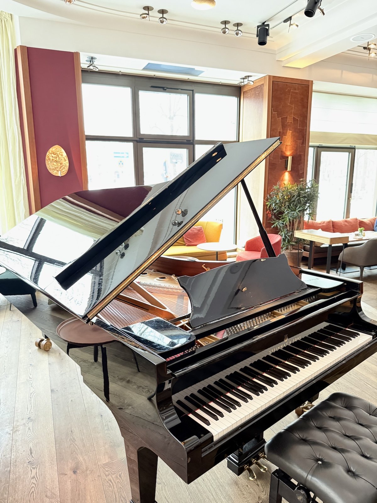 de_berlin_orania-berlin_piano-spot_grand-piano-steinway_portrait.jpg