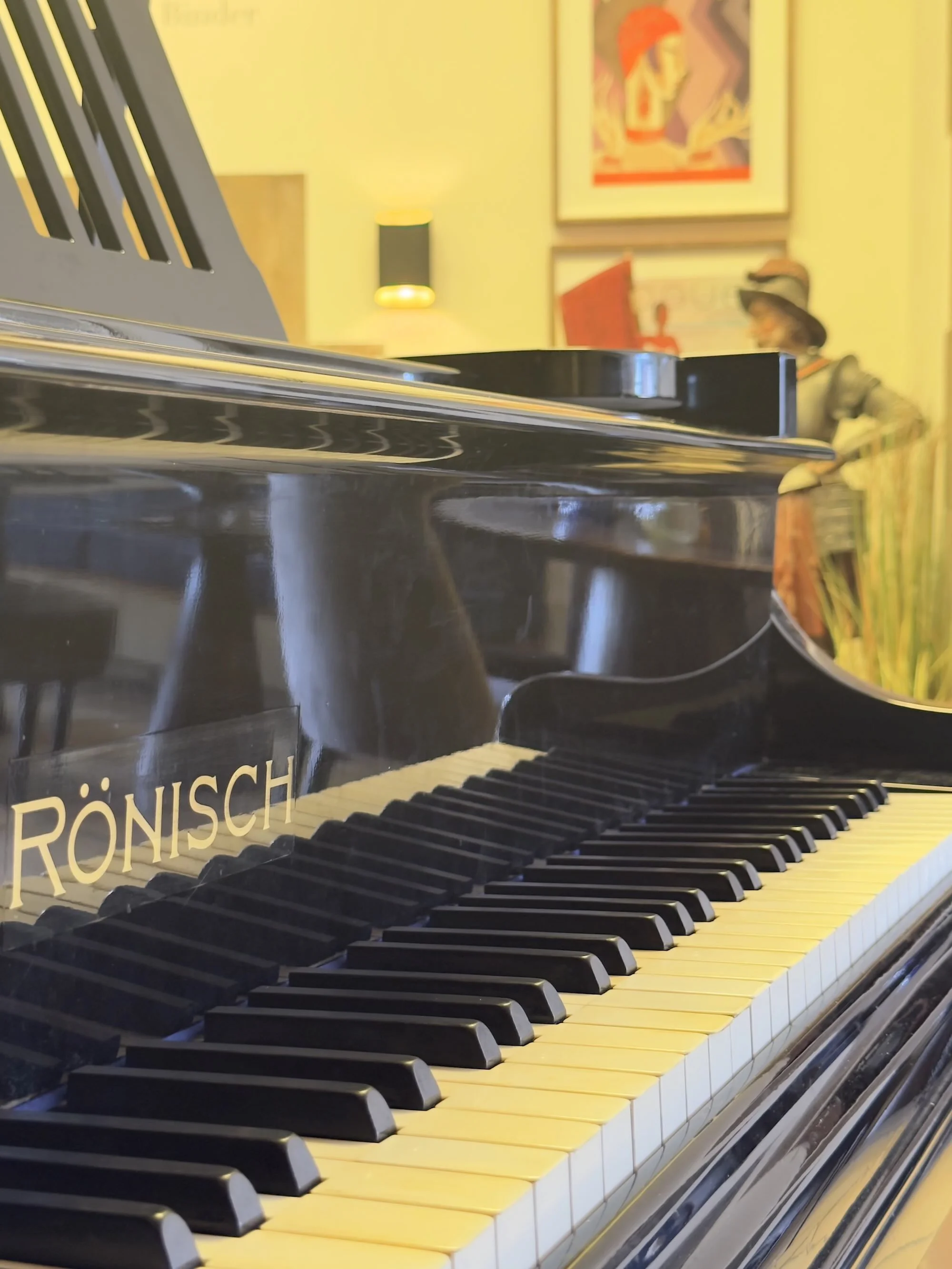 DE-Rothenburg-odT_Hotel-Eisenhut_piano-detail_grand-piano-roenisch-keys_portrait.jpg