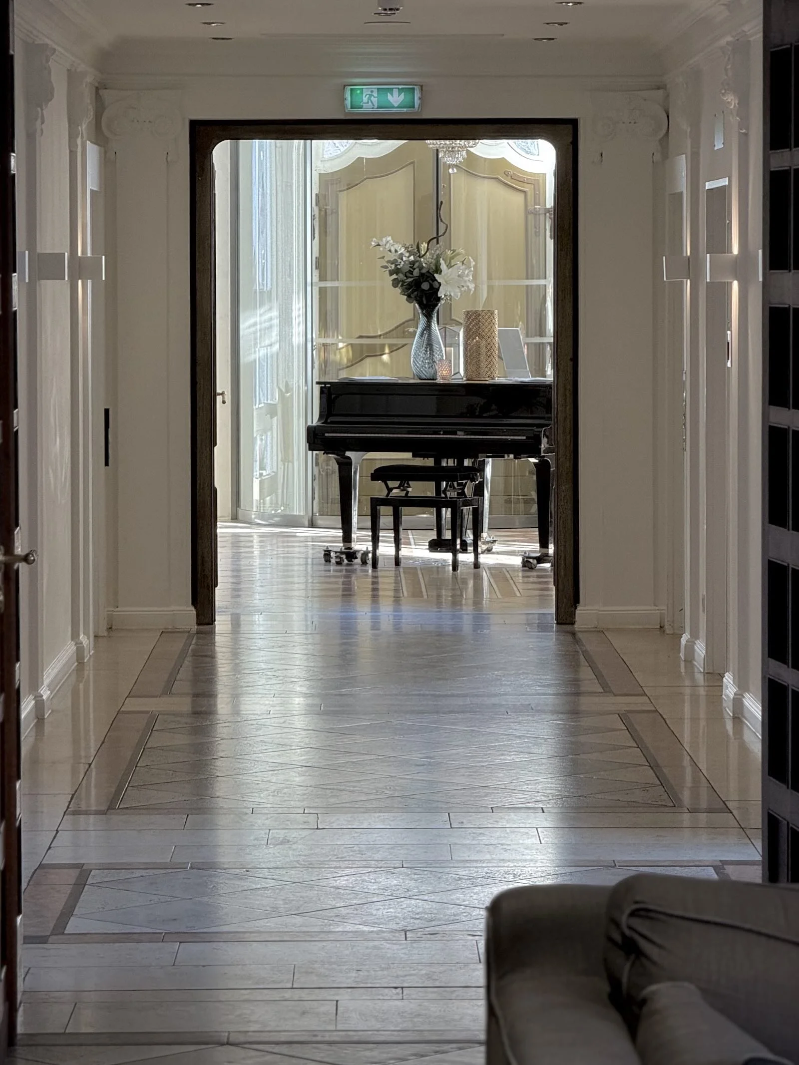 DE-Hildesheim_Van-der-Valk-Hotel_corridor_grand-piano-yamaha_portrait.jpg