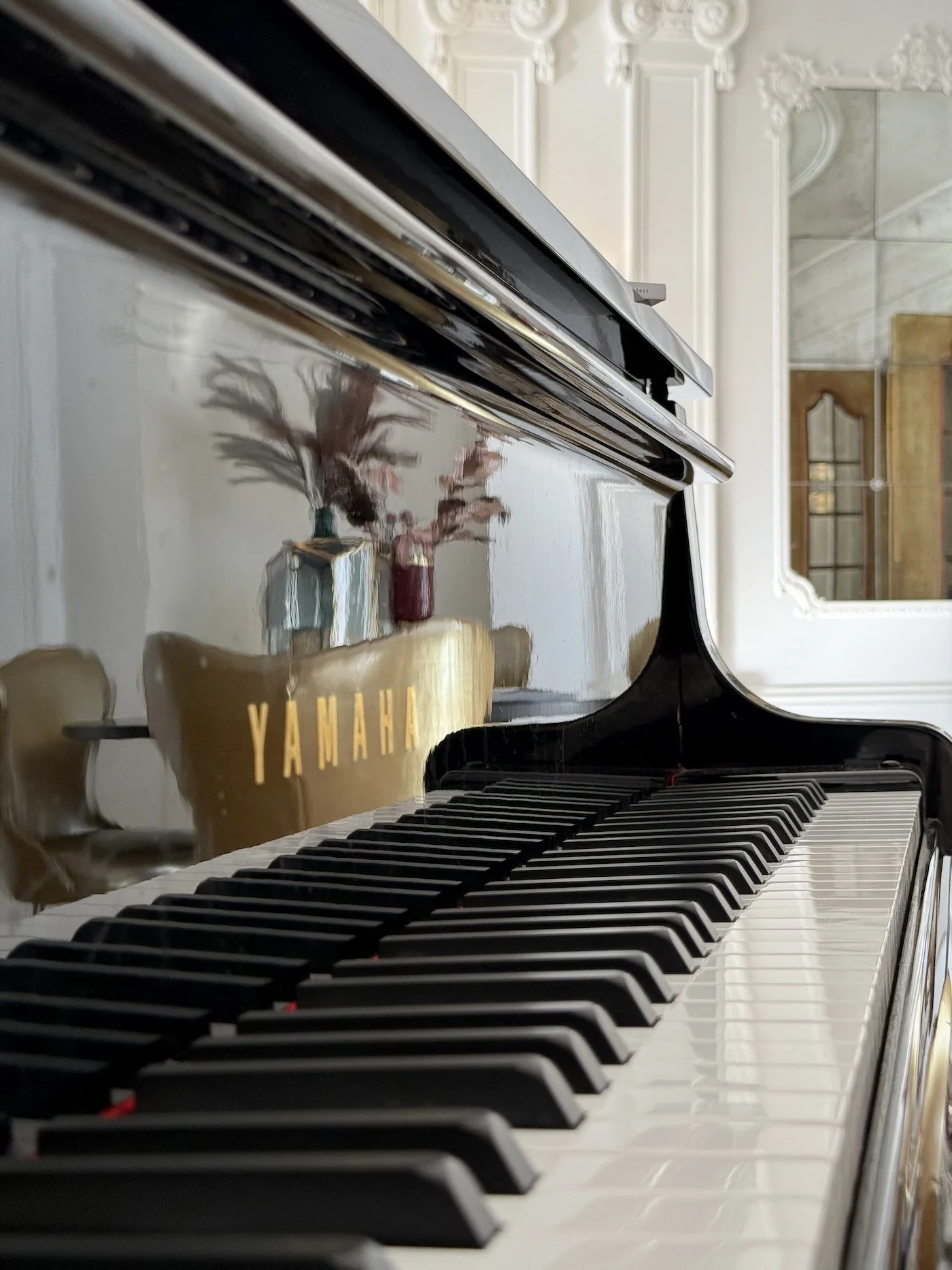DE-Hildesheim_Van-der-Valk-Hotel_piano-detail_grand-piano-yamaha-keys_portrait.jpg