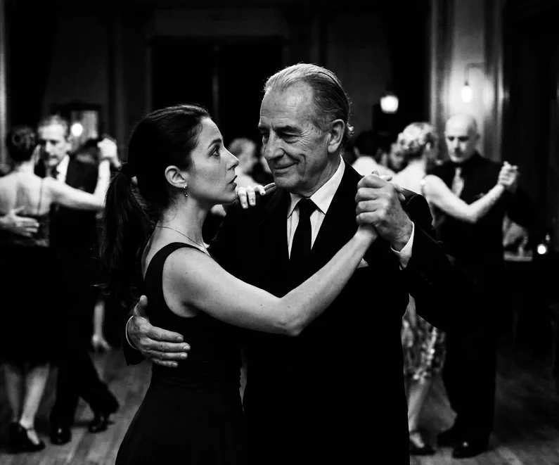 Ballo di tango con giovane ballerina ed esperto ballerino
