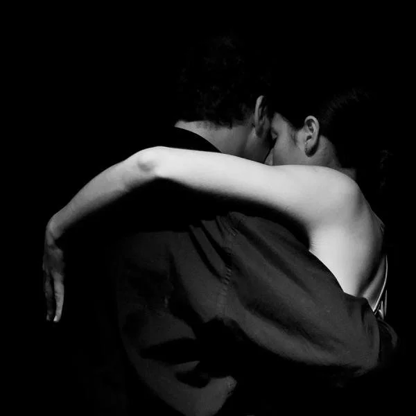 Margarita Klurfan e Wlater Cardozo fot in bianco e nero di abbraccio nel tango