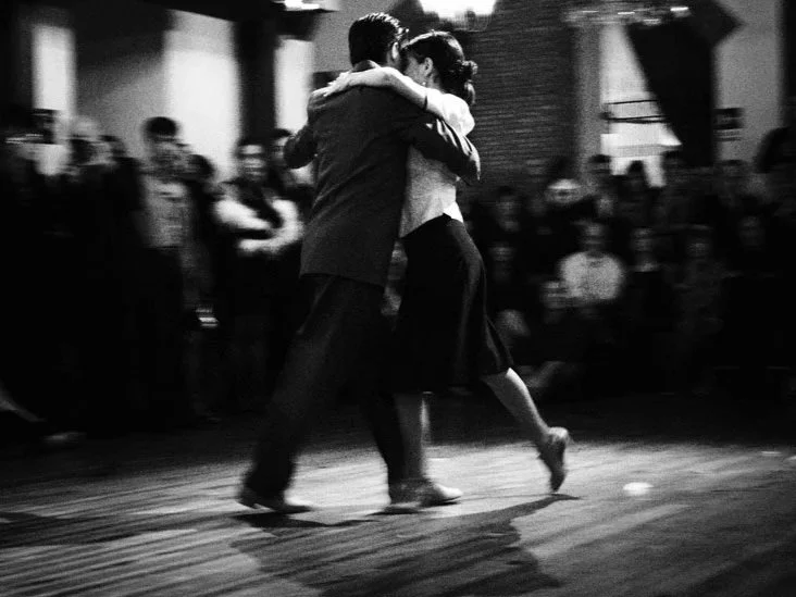 Foto in bianco e nero di Margarita Klurfan e Walter Cardozo che ballano tango