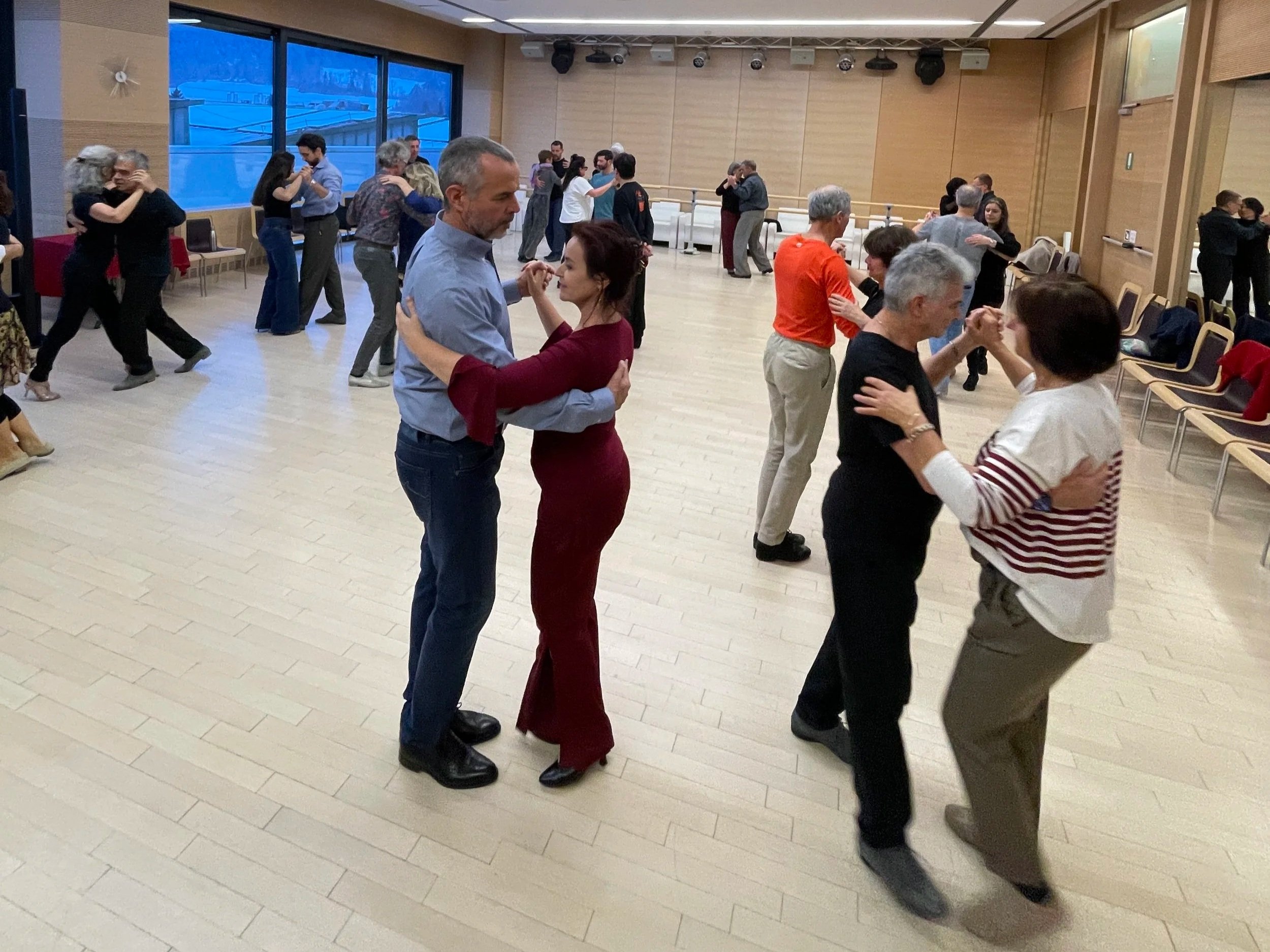 Ballerini di tango che praticano a lezione