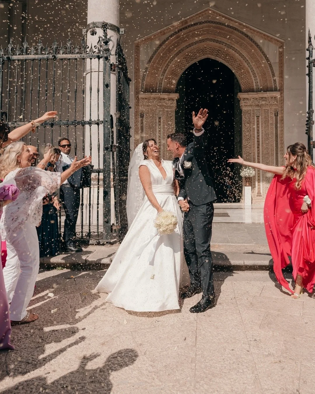 🇺🇸 An elegant and timeless wedding between the golden mosaics of Monreale Cathedral and the refined atmosphere of Palazzo Villarosa.
A story of genuine love, captured with a luminous and refined touch &mdash; the signature of an Elegant Wedding Pho