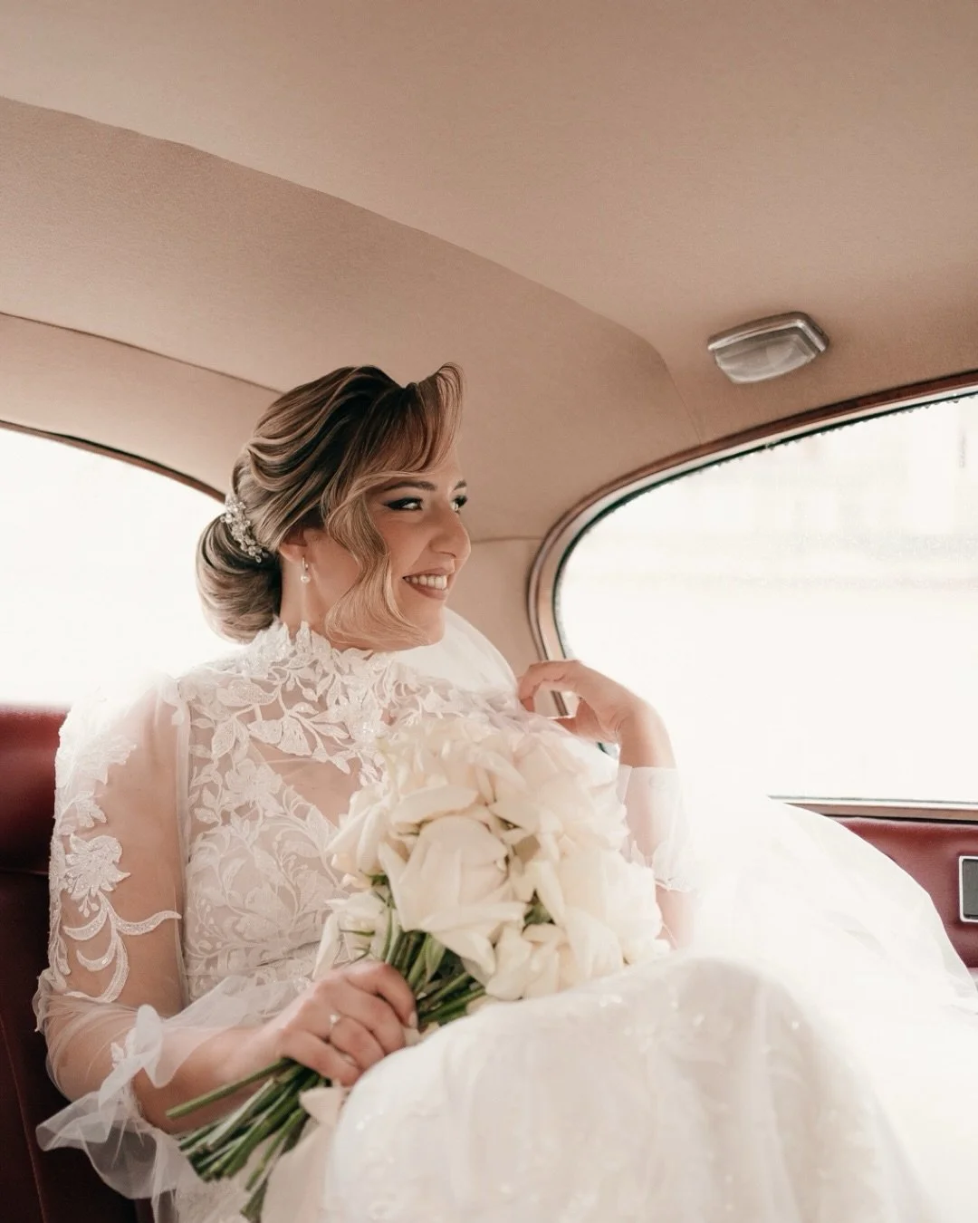 🇺🇸 The Modern Noir Aesthetic. 
Sharp lines, bold contrasts, and an elegance that speaks for itself. We&rsquo;ve reimagined the wedding day as a cinematic narrative, where every frame exudes style and attitude.

High-fashion lace details, midnight e