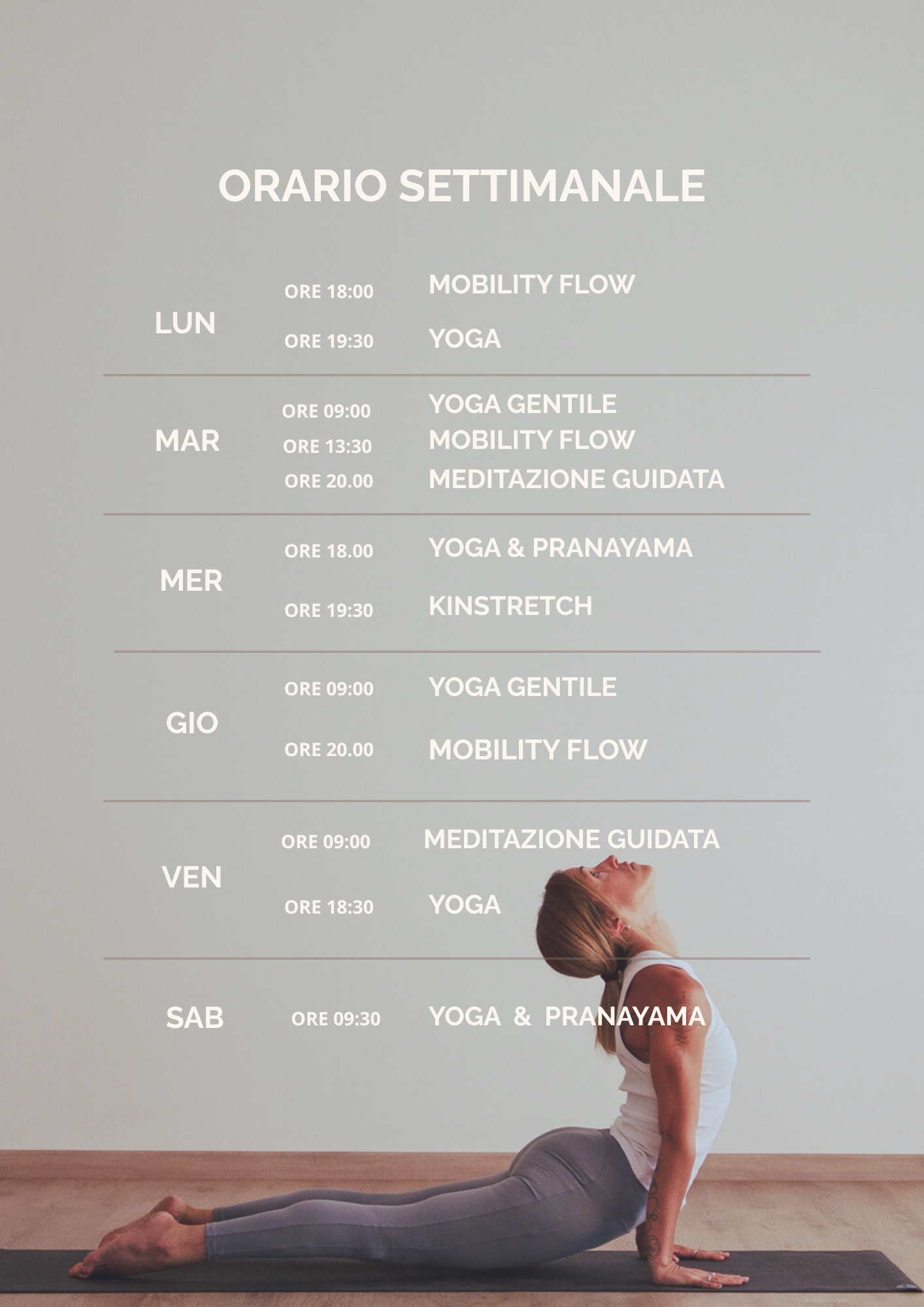 Un orario settimanale di attività di fitness e yoga sovrapposto a un'immagine di una donna che fa una posizione di yoga su un tappetino, con un muro bianco sullo sfondo.