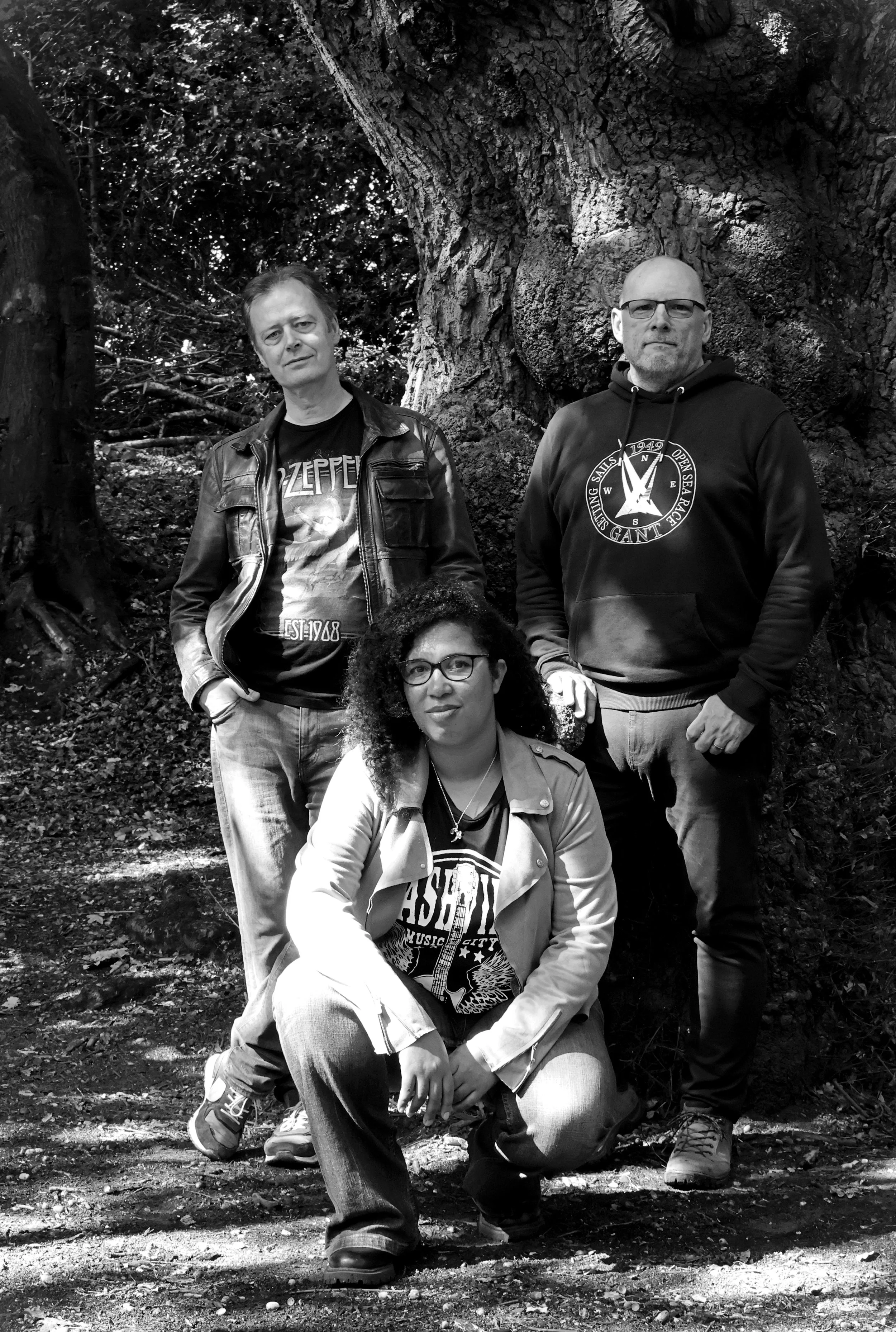 Distant Strings Kneel_bw_20250827.JPG