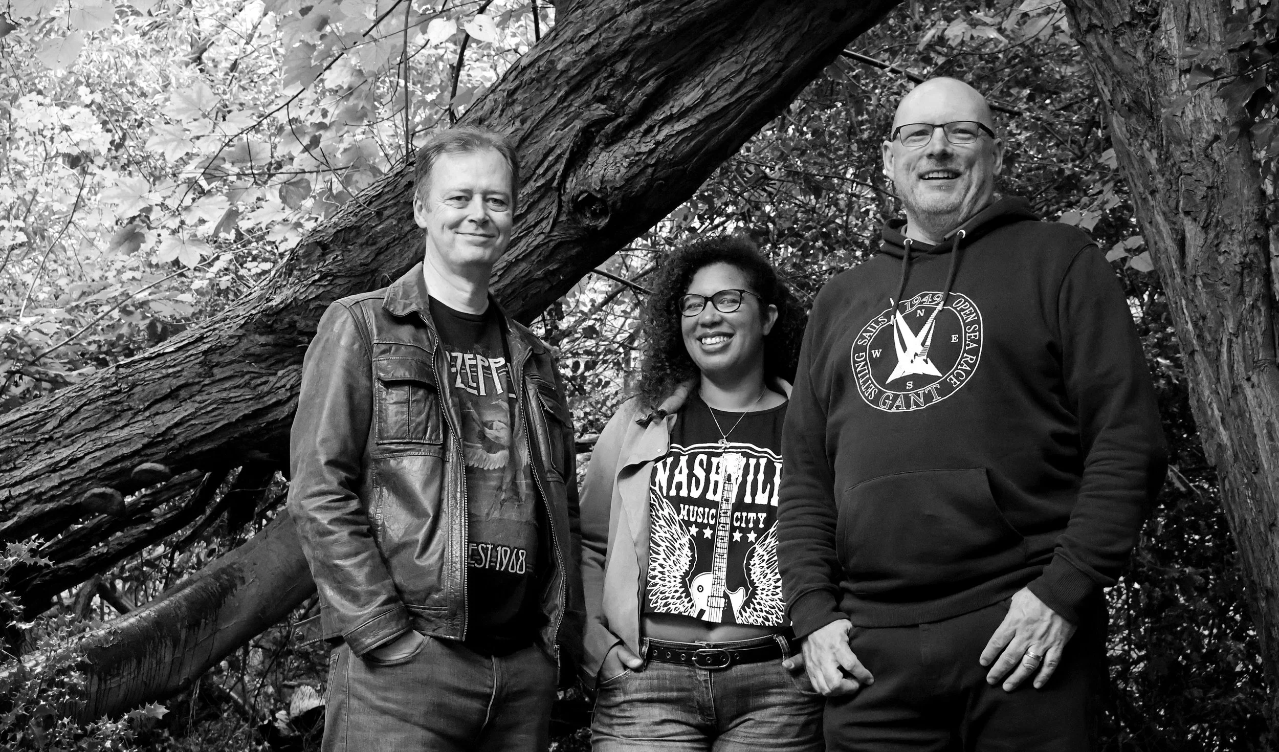 Distant Strings Smiles_bw_20250827.JPG