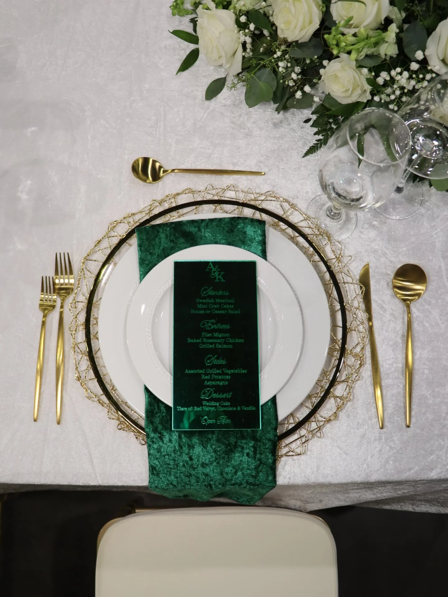 ✨️Regal &amp; Radiant✨️
We&rsquo;re still swooning over this stunning sweetheart table setup, designed with an elegant emerald, gold, and white color palette. 💚✨💛

From the lush velvet draping to the shimmering sequin accents and delicate candlelig