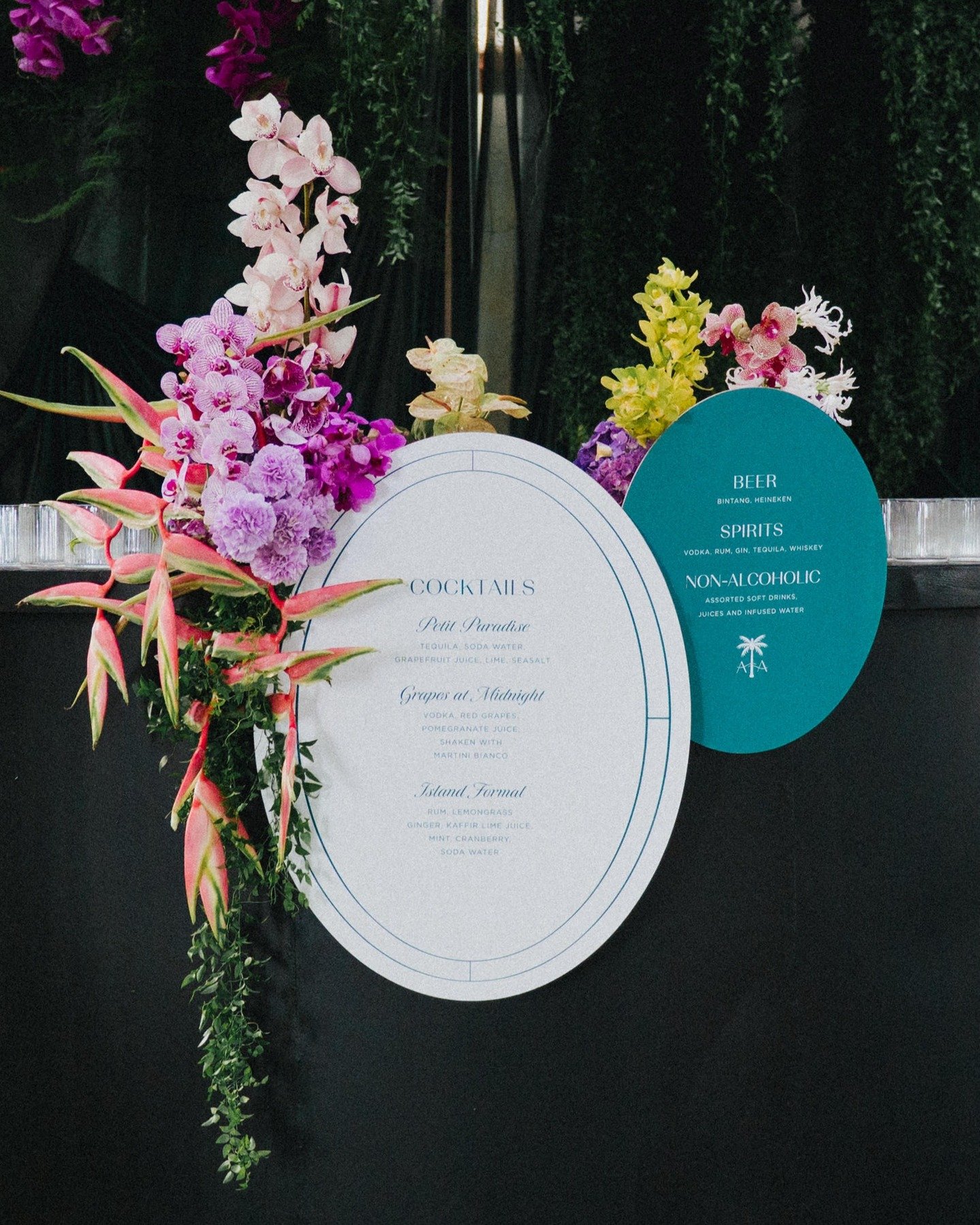 Mixing &amp; matching bar signs for Audrey &amp; Alec's reception

Wedding Styling @soiree.society.events
Florals @sandatfloral
Stationery Design @jemandi_designs
Photography @terralogical
Beverages @toast.bali
@drunkinlovebali

#Bespokedesign #invit