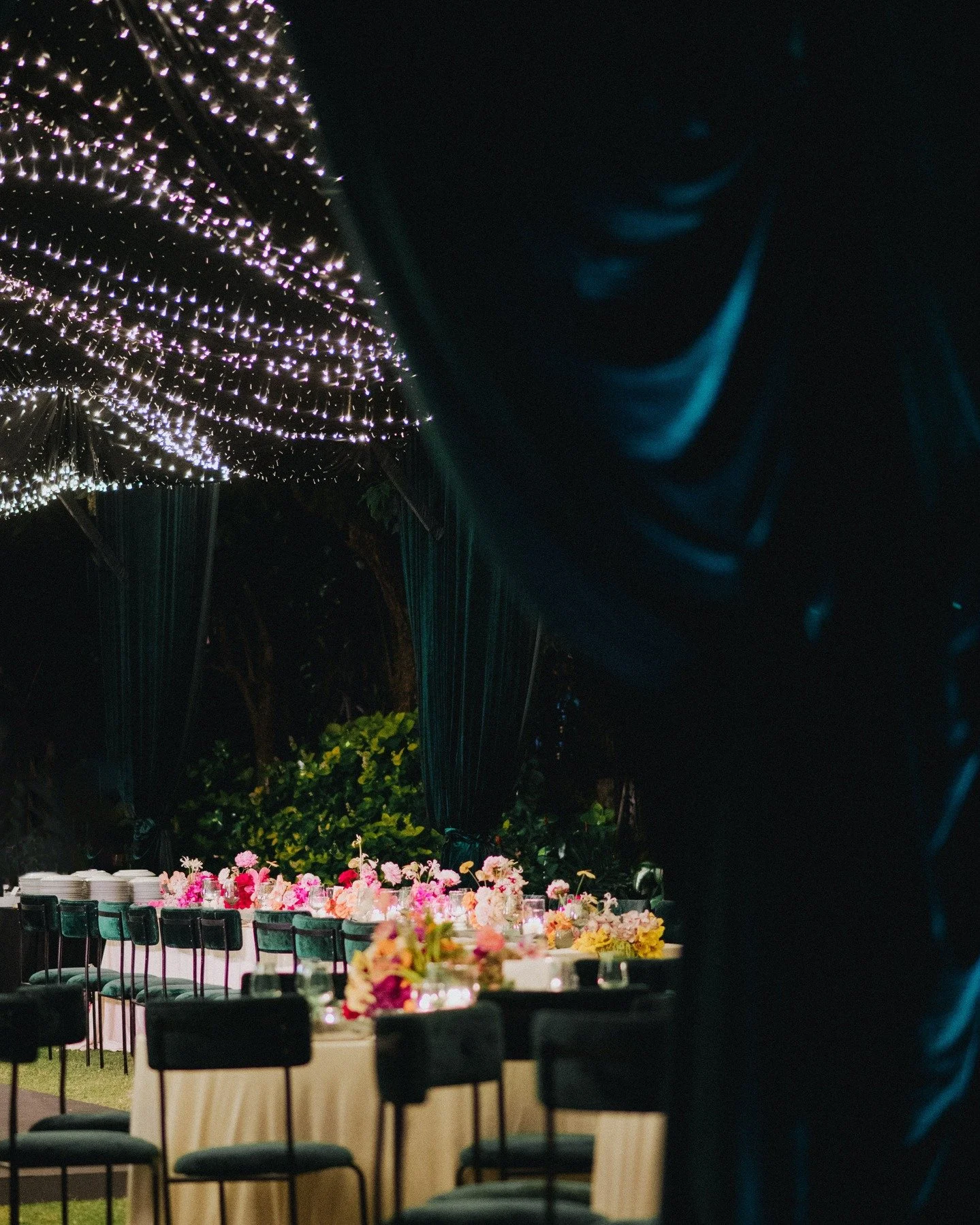Audrey &amp; Alec's Reception - and how incredible is that feature ceiling 🔥

Wedding Styling @soiree.society.events
Florals @sandatfloral
Stationery Design @jemandi_designs
Photography @terralogical
Rentals, furniture, lighting @theislecobali
@bali