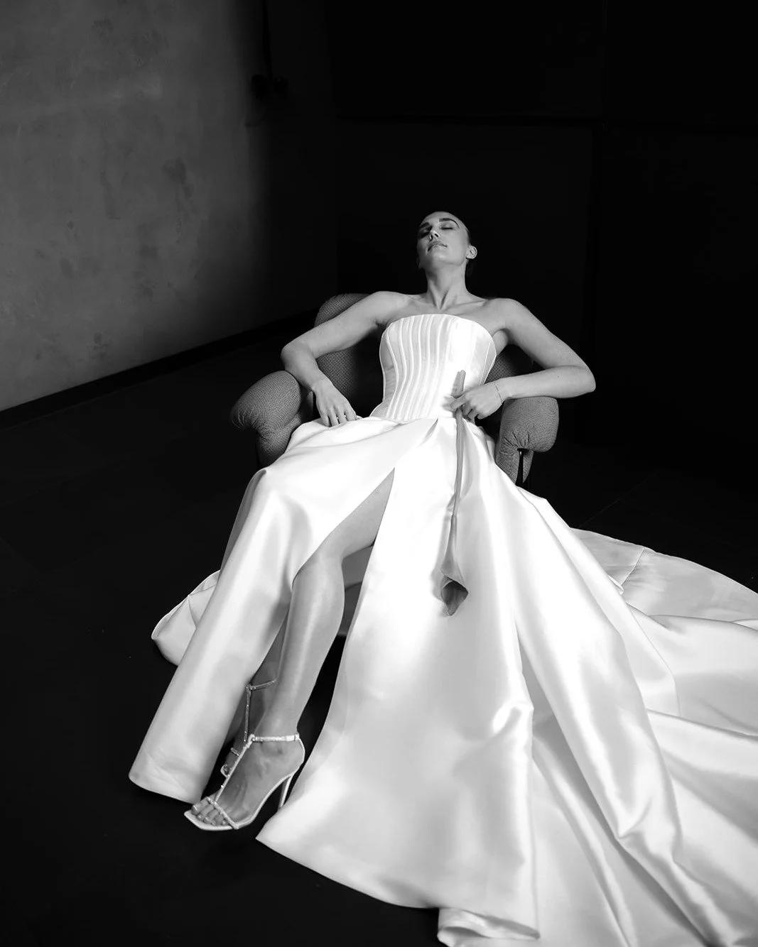 The gorgeous @daynawilson_ wearing @_rivabridal with @_bowcreative &amp; @maeganbrownmoments 🖤
_

#jemandi #weddingstationery #weddinginvitations #melbournewedding #stationerydesigner #welcomesign #valentine #weddinginvite #savethedate #weddingstati