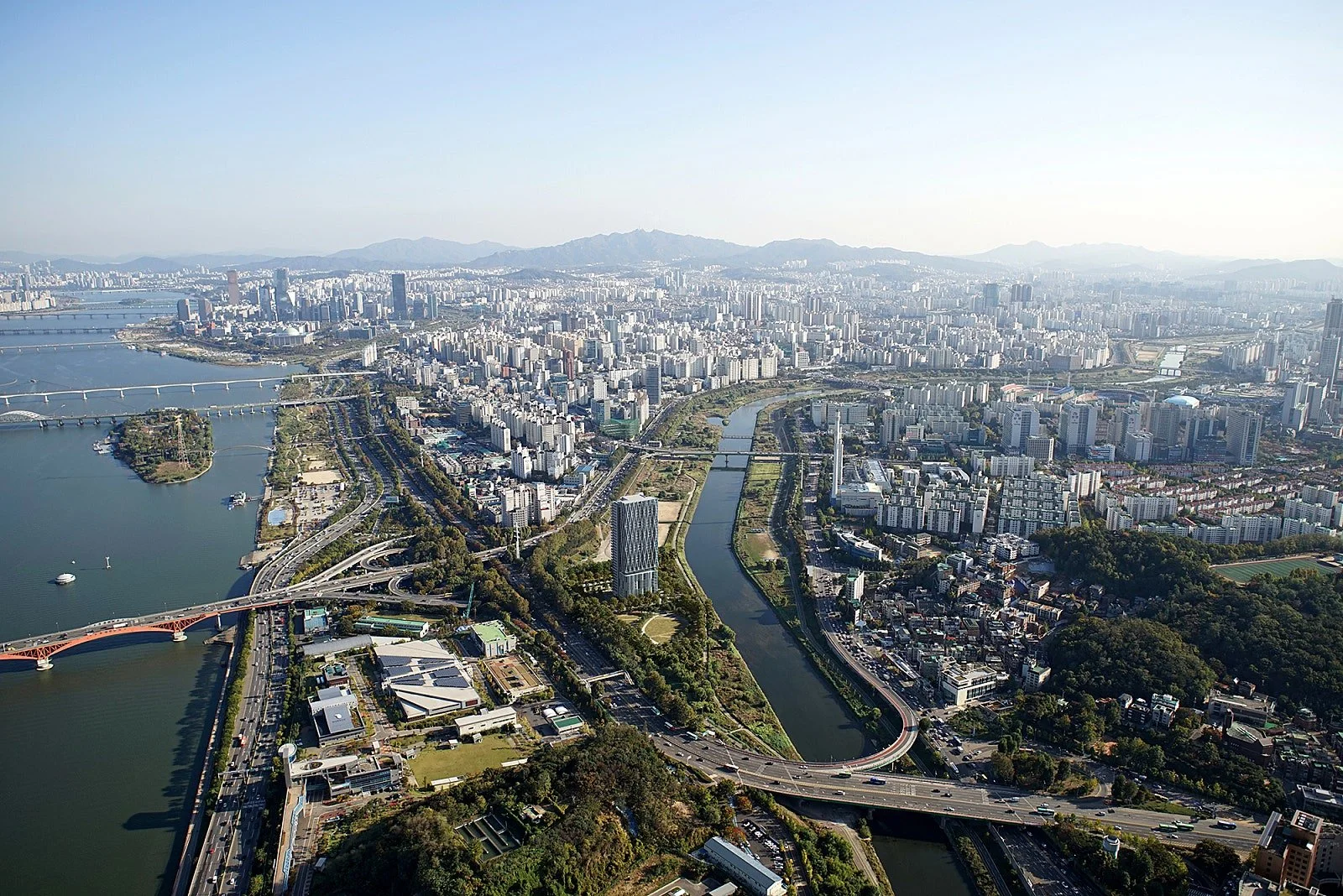 Bird's-eye view of 8x on the Park in context with surrounding neighborhood