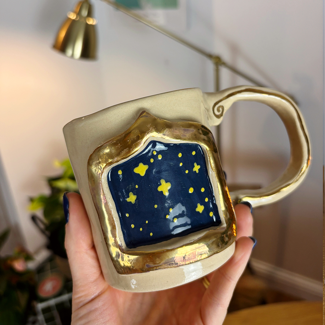 'Christmas stars' - Ceramic cup with golden stars