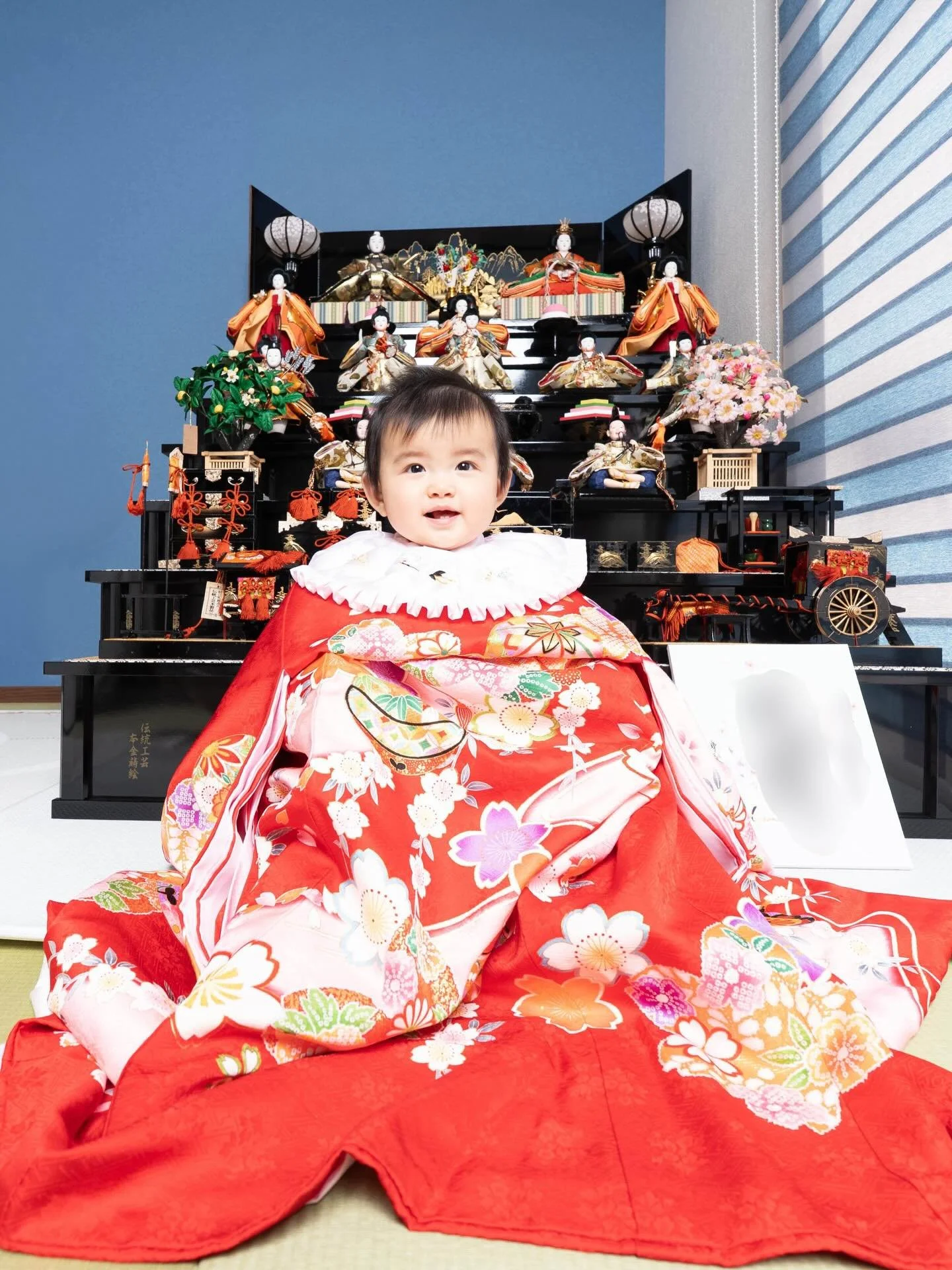 はじめての桃の節句🌸
ご自宅に飾られたひな人形は、お母さまから受け継がれた大切なもの。そんな特別な五段飾りの前で、初節句の撮影をさせていただきました。
撮影はストロボ＋アンブレラで光を柔らかく整えたカットと、お部屋に差し込む自然光を活かしたカットの2パターンでご提供。光の雰囲気が違うと、同じ笑顔でもまた印象が変わるのが写真の面白さです。
真っ赤なお着物に包まれたとびきりの笑顔、そしておもちゃに夢中なオフショットも含めて、この日だけの"まるごと"を残させていただきました。
出