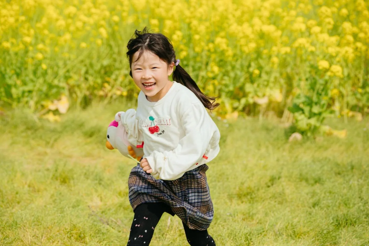 菜の花の季節🌼
一面の黄色の中で、思いっきり笑って、走って。お気に入りのぬいぐるみも一緒に連れてきてくれました。
パパと見つめ合う笑顔、花の隙間からのぞく表情、そして全力疾走する笑顔&mdash;&mdash;
ロケーション撮影は、その場所の空気ごと思い出になるのがいいなと、撮るたびに感じます。菜の花畑、今年もいい季節でした☺️
📍宗像 / ロケーション撮影#古賀 #菜の花 #菜の花畑 #春の撮影 #ロケーション撮影 出張撮影 宗像 福岡 子供写真 家族写真 パパと娘 女の子ママ 春 本多移