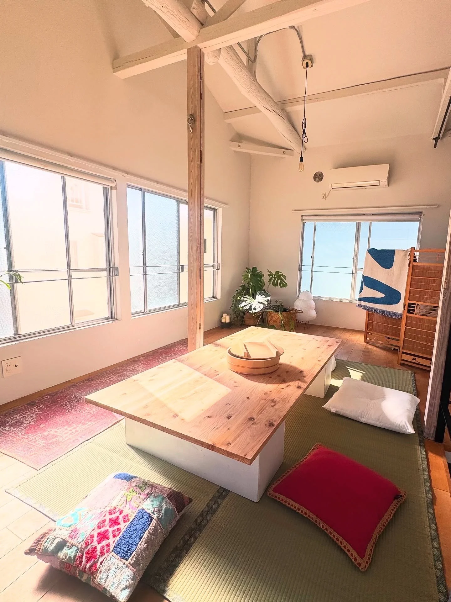 「なんか好き」を選んだ積み重ねが、自分の軸。

&ldquo;わたし、何が好き？&rdquo;に答えられるのは、自分だけ
その声に忠実でありつづけたものが、価値観とかセンスなんだと思う

毎日の選択が、心の声を聴く練習😌

1. 我が家の2階。和&times;洋、古いもの&times;新しいもの のmixがすき
2-3. 旅で惹かれるのはいつも本とアート♡ 
インドの空港で目があった &ldquo;YOSHUKU&rdquo;とてもよかった🥹@azumi_uchitani_art 
4-5.