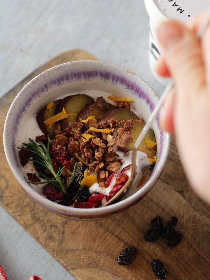 最近いただいた素敵なものたち🎁
皆さんそれぞれ、 &ldquo;つまらないものですが&rdquo;じゃなくて、
&rdquo;お気に入りだからあげるよ&rdquo;という言葉とともにくださったのが、なんだかとっても嬉しかったんだ☺️より大切にしたくなっちゃうよね！

1.2. @haru_tkhs_ にいただいた、とってもおいしいココナッツヨーグルト @coconotokyo 。冷蔵庫にあった焼き芋/ゆず皮/グラノーラ/ドライフルーツを合わせたよ、絶品🥥

3.4. 大家さんに「おいしいお菓