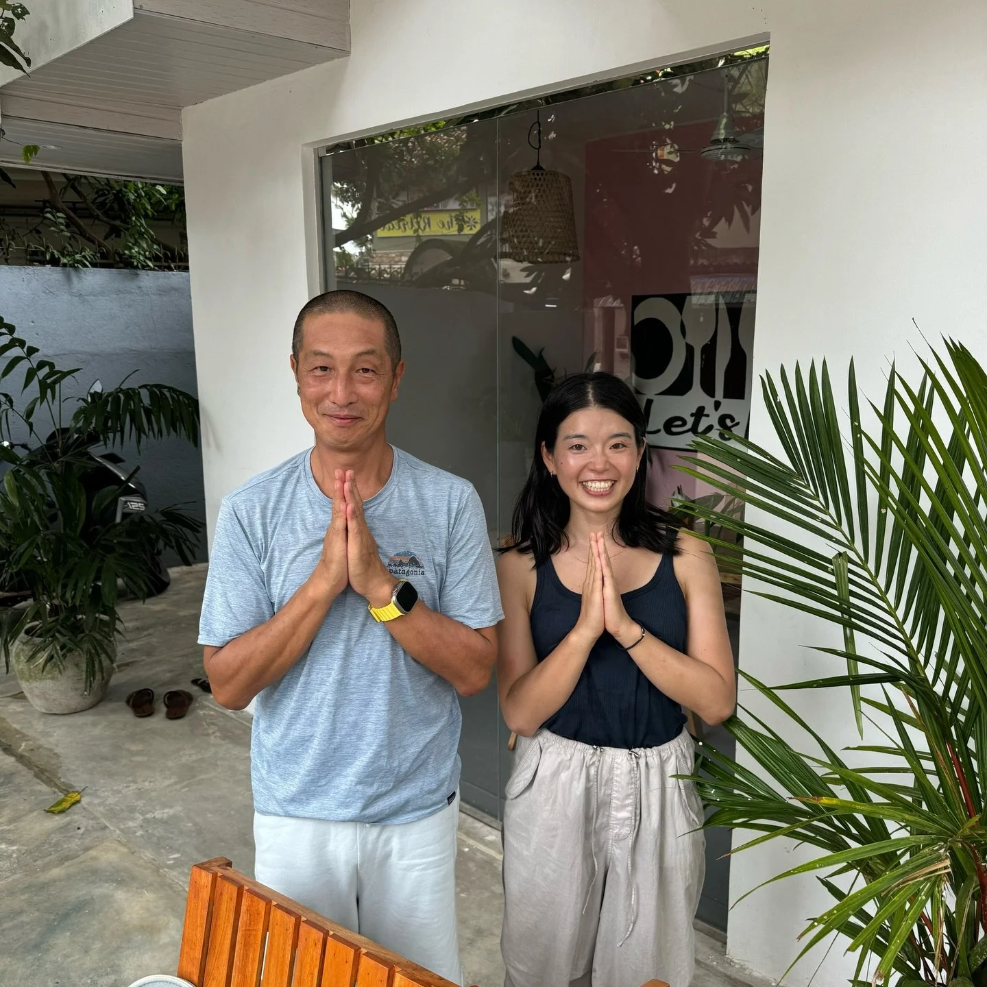 スリランカで、ノリで出家したお坊さんに「やっぱりやめたいんだけとどう思う？」って相談されたことをふと思い出した(1枚目)

「お坊さんってそんなに簡単に辞められるものなんですか？」
と聞いたら、

「まあまた髪は生えてくるしね」
とおっしゃっていました。

&mdash;&mdash;
取り返しのつかないことって、案外あんまりないのかも
まずやってみる✊合わなければ変える✊
それは逃げではなく、方向調整🗺️